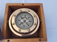 Compás de barco de latón en caja de madera barnizada