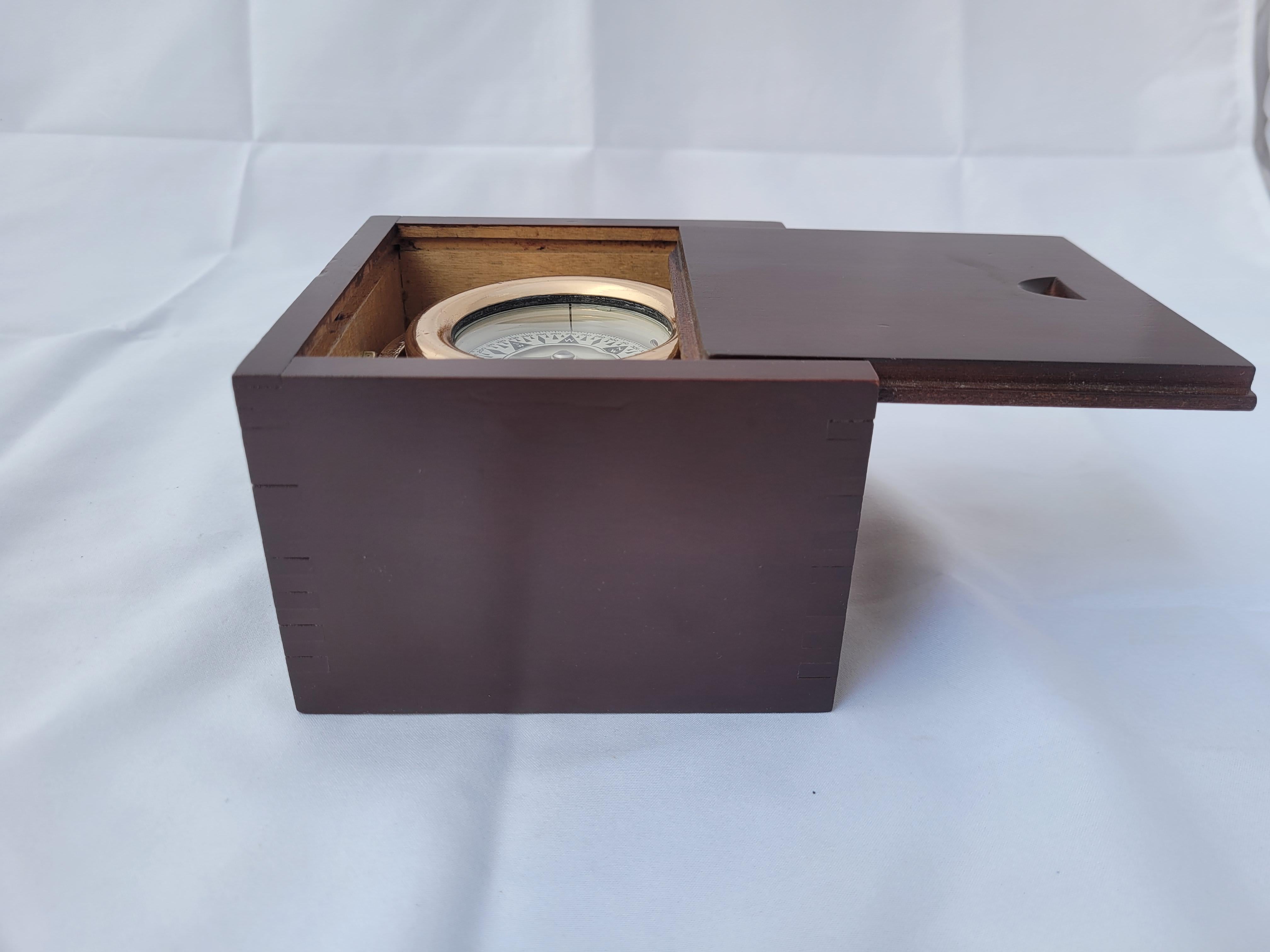 Brass Boat Compass in Varnished Wood Box In Good Condition For Sale In Norwell, MA