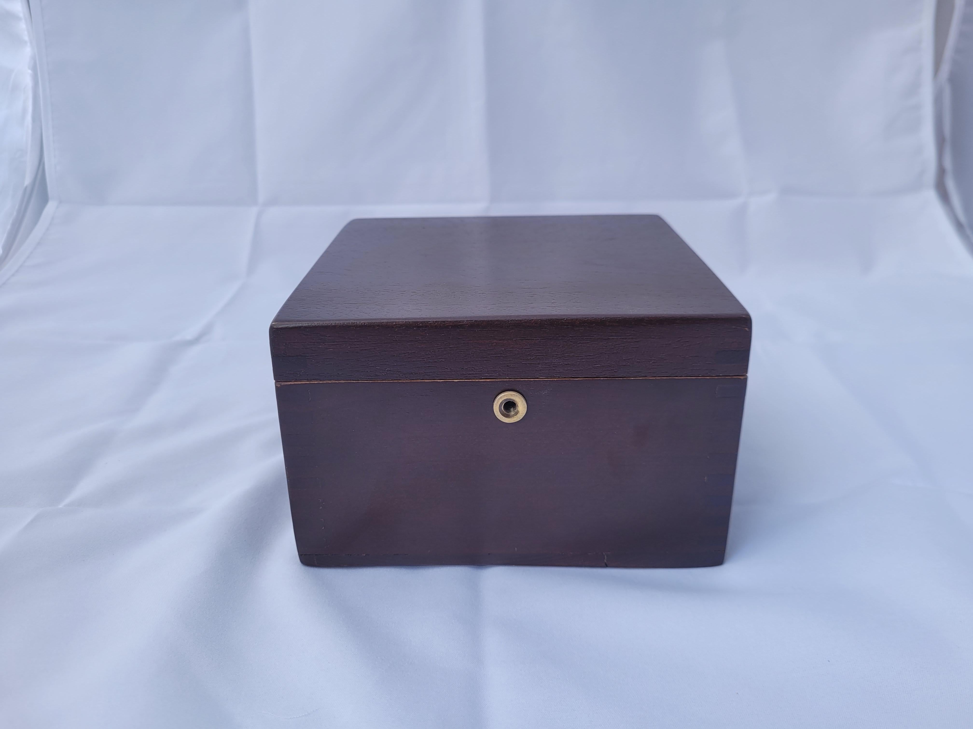 Brass Boat Compass in Varnished Wood Box In Good Condition For Sale In Norwell, MA