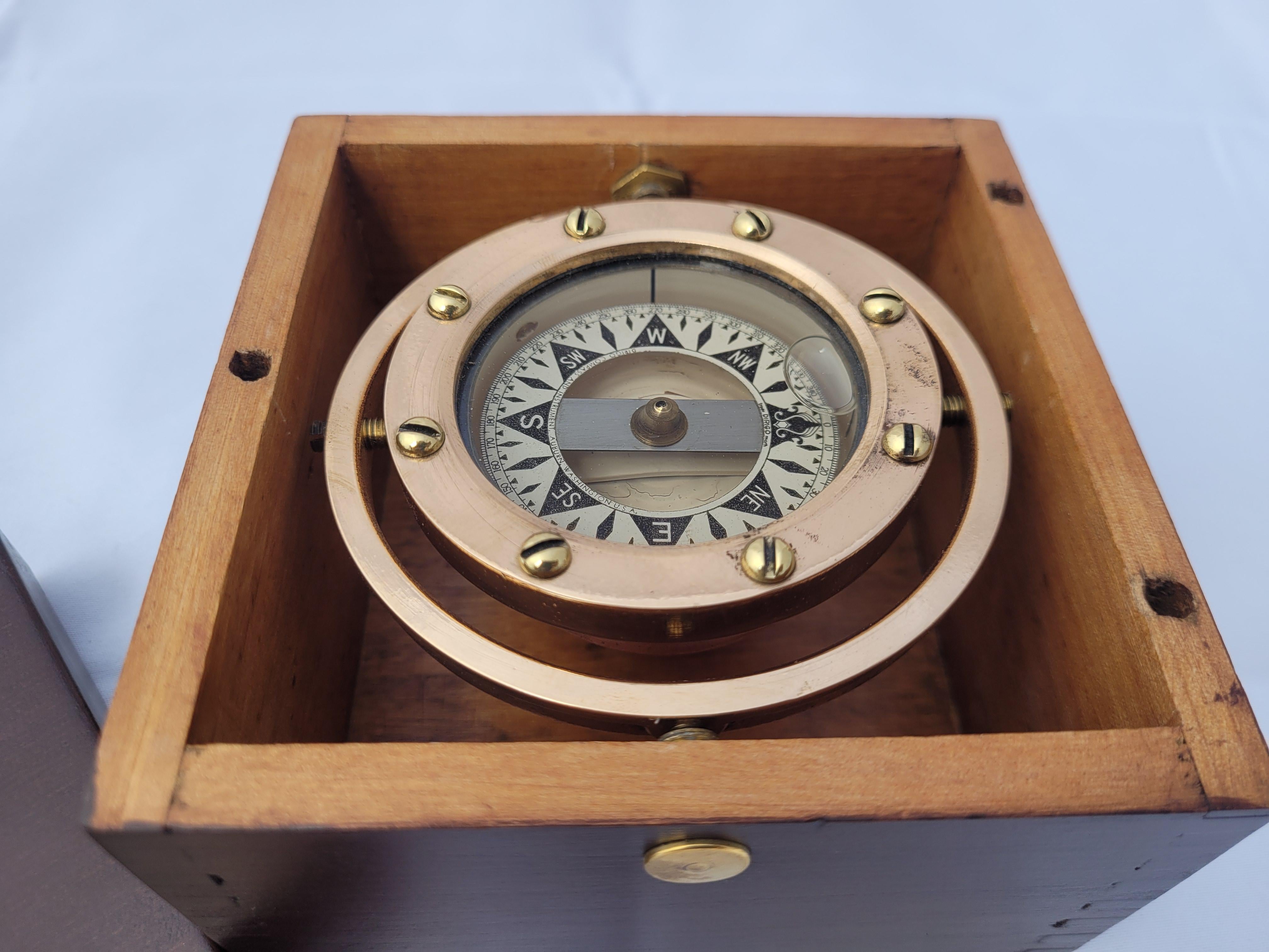 Bootskompass aus Messing in lackierter Holzbox (Mitte des 20. Jahrhunderts) im Angebot