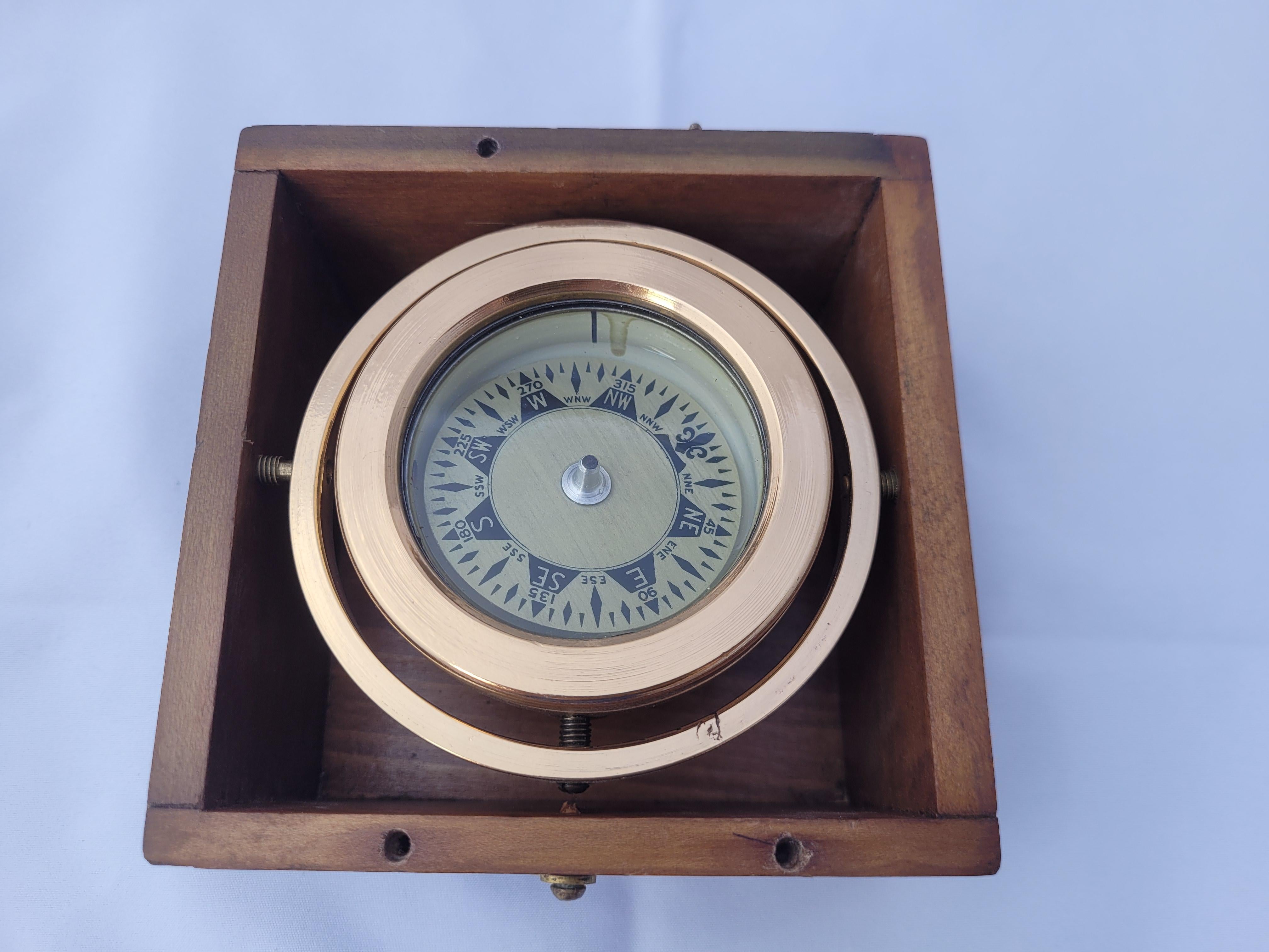 Brass Boat Compass in Varnished Wood Box In Good Condition For Sale In Norwell, MA