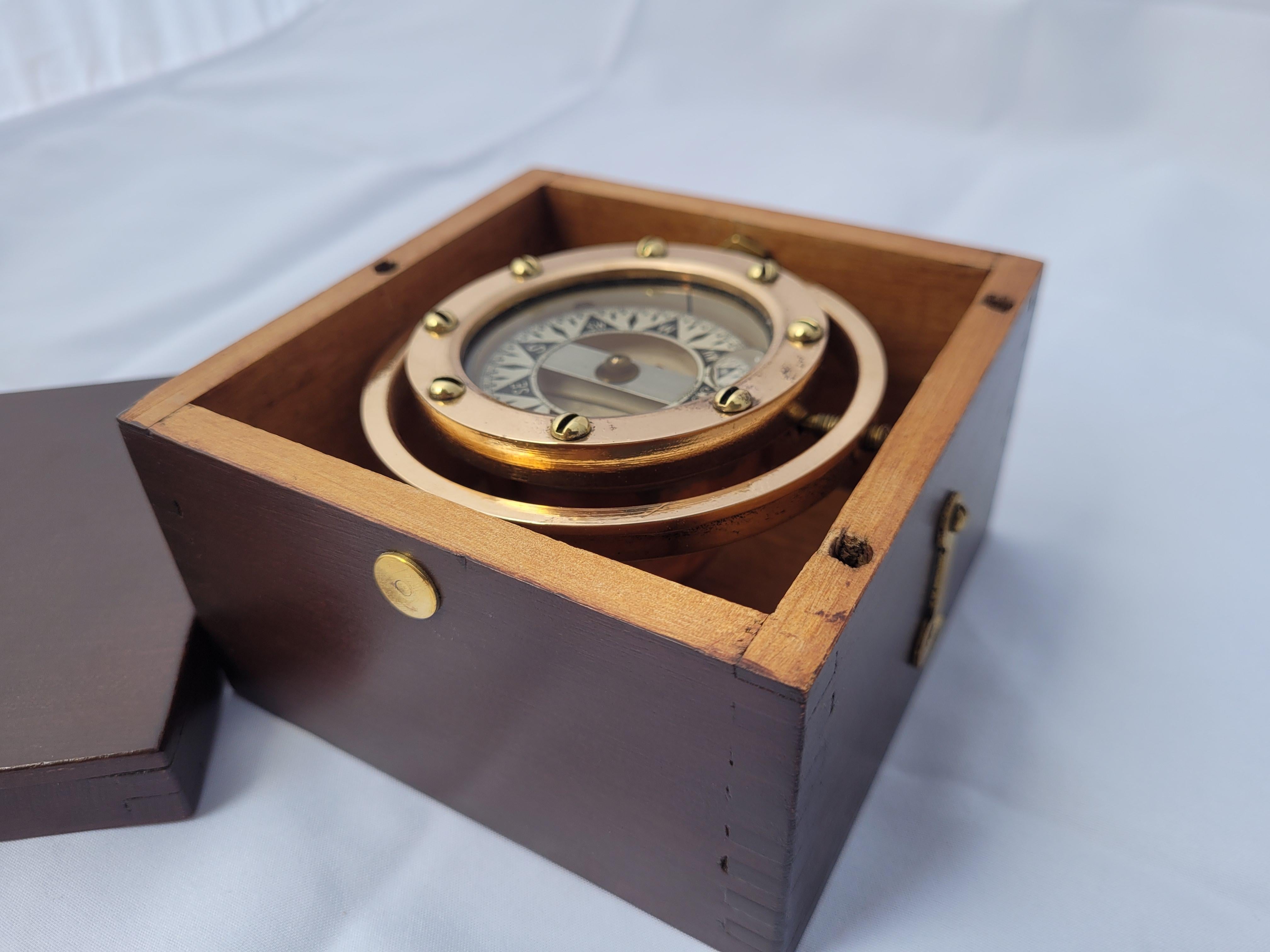 Bootskompass aus Messing in lackierter Holzbox im Angebot 2