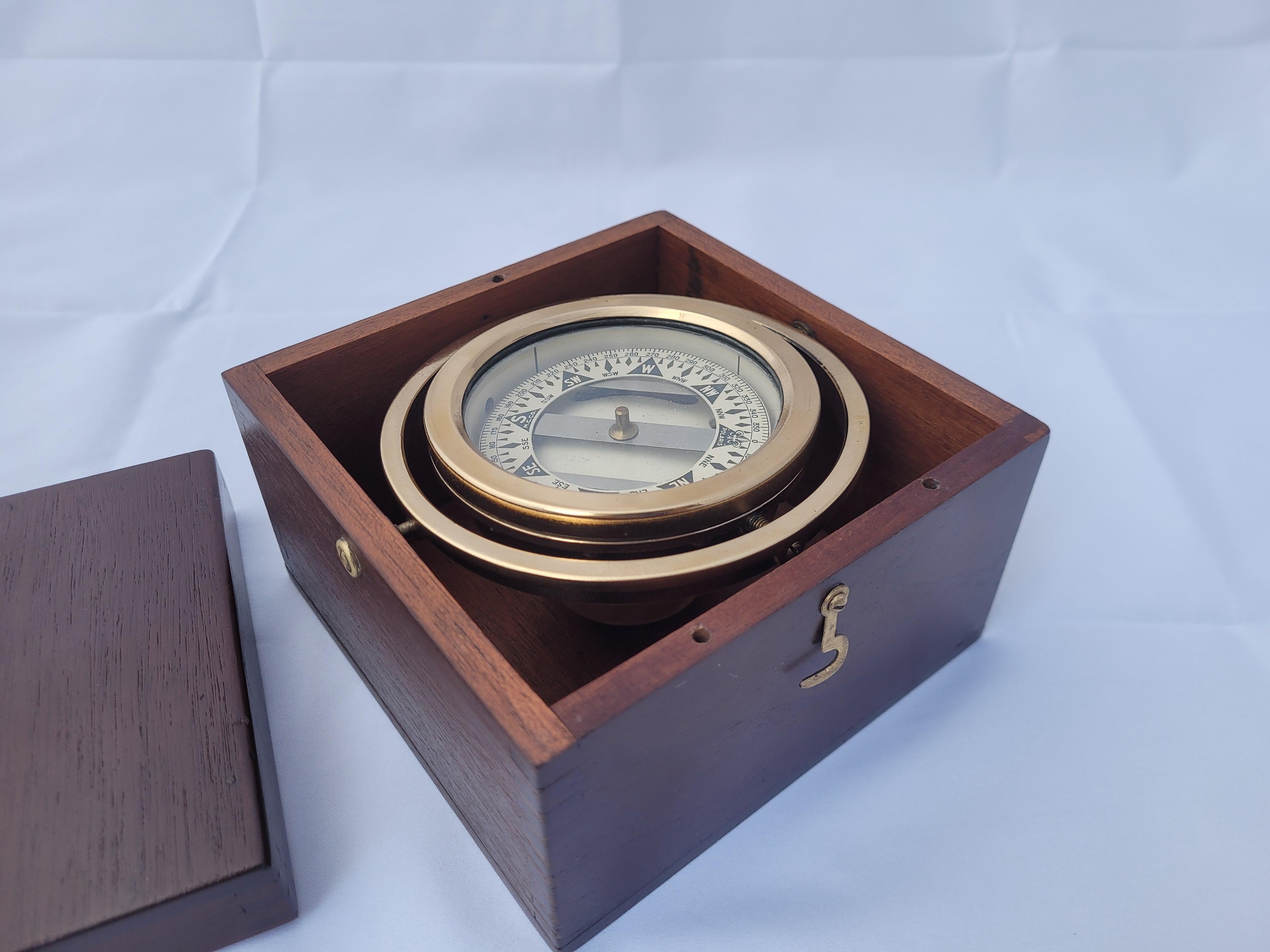 Brass Boat Compass in Varnished Wood Box 4