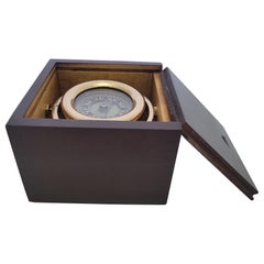 Compás de barco de latón en caja de madera barnizada