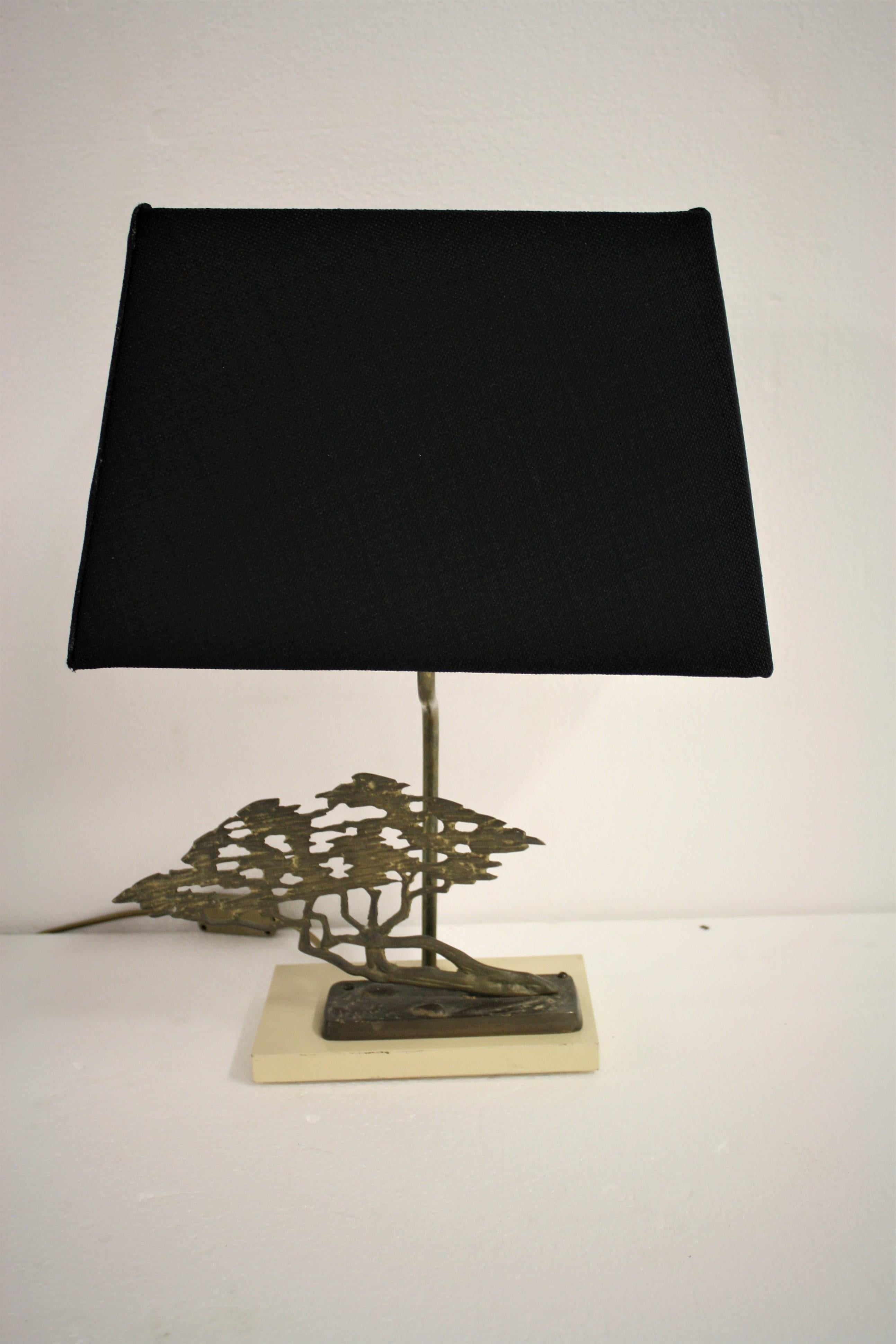 Sculptural brass bonsai lamp designed by Willy Daro.

The bonsai sculpture is mounted on a beige lacquered wooden base.

The lamp is supplied with a new black fabric shade.

Tested and ready for use with a regular E27 light bulb.

Very good