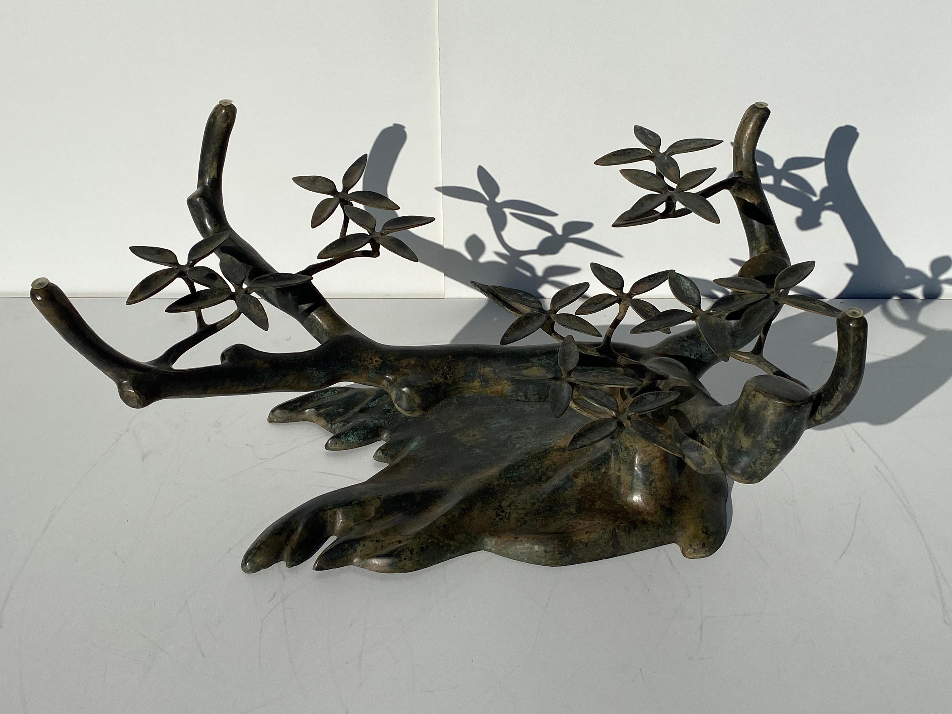 Table basse en forme de bonsaï en laiton patiné par Willy Daro. Les mesures ne concernent que la base. Le plateau en verre illustré mesure 50