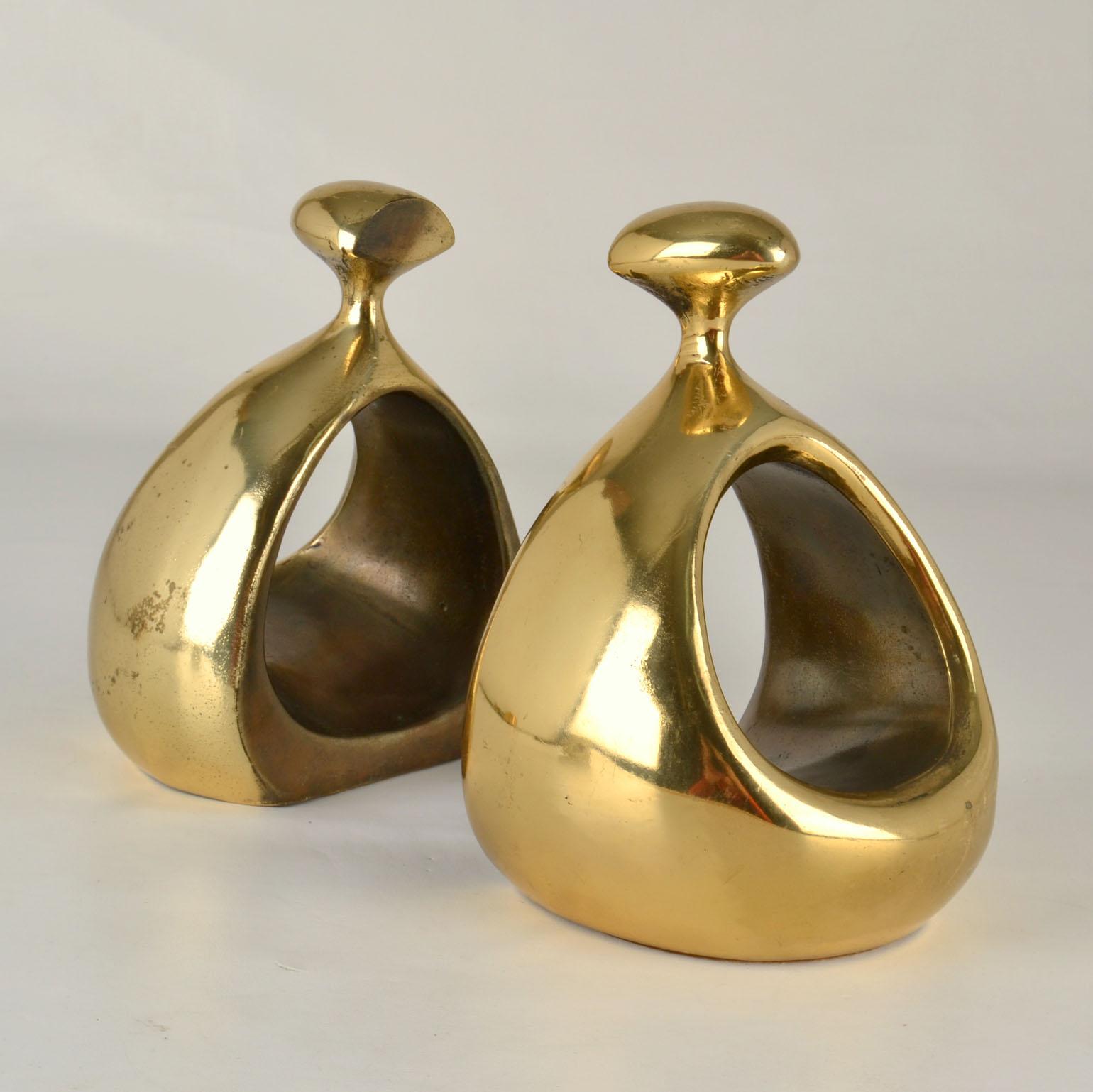 Pair of rounded sculptural brass bookends in organic form by Ben Seibel for Jenfred Ware, distributed by Raymor, USA, 1950's. Cast metal with shiny brass finish and partly a dark patina to emphasis on the depth of the orb form.

