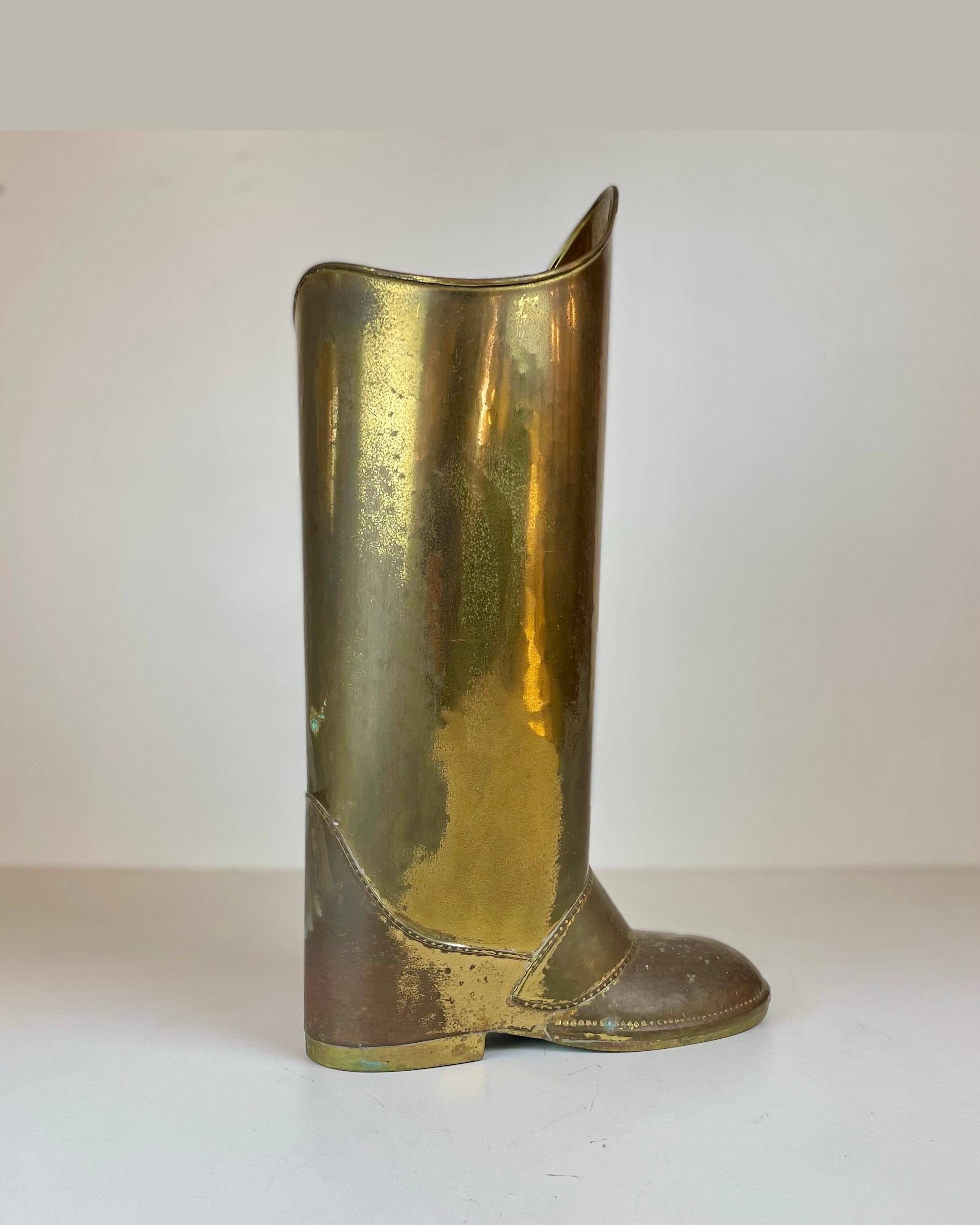 Unconventional umbrella holder in the shape of a boot, made of brass in the style of Mecap Belgium from the 1930's. The lace is missing, but can easily be replaced with nubuck, for example.
-
Origin: unknown
Design period: unknown
Materials: