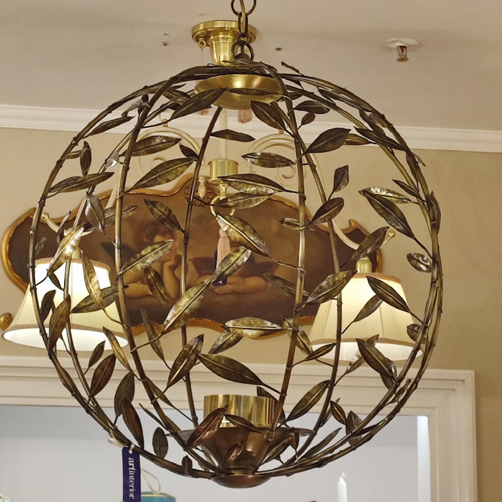 Foliage brass chandelier, spherical shape, the meridians decorated with leaves, Standard delivery with 8 lights. Available in several finishes. Check the color table. Other customized finishes might be available upon request.
Dimensions: diameter