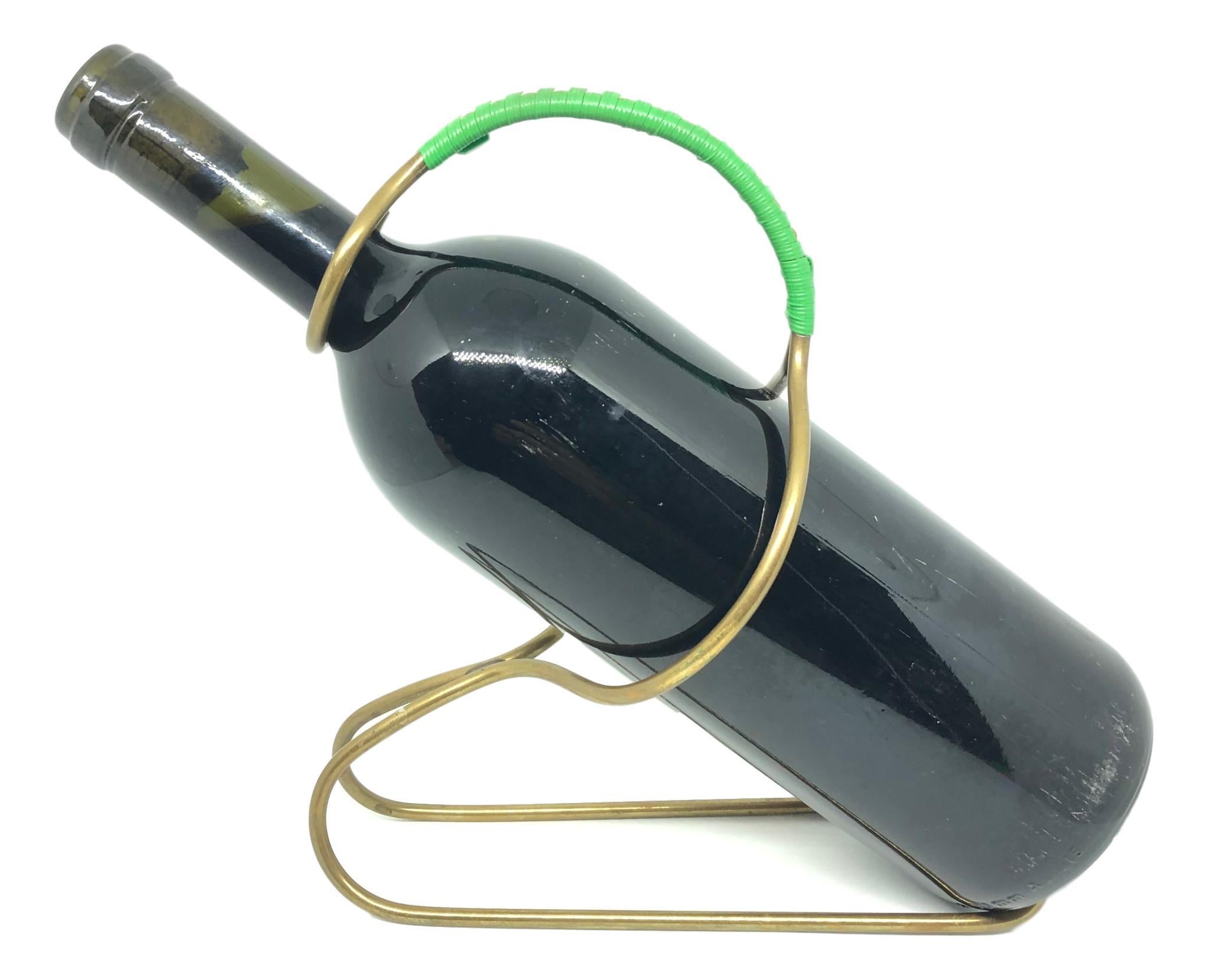 A Mid-Century Modern barware brass bottle holder by Carl Auböck modell 3601, Austria, 1950s. An all original midcentury item to display in your bar or just on a cupboard with a bottle of wine. Bottle not included in this offer. Brass with nice