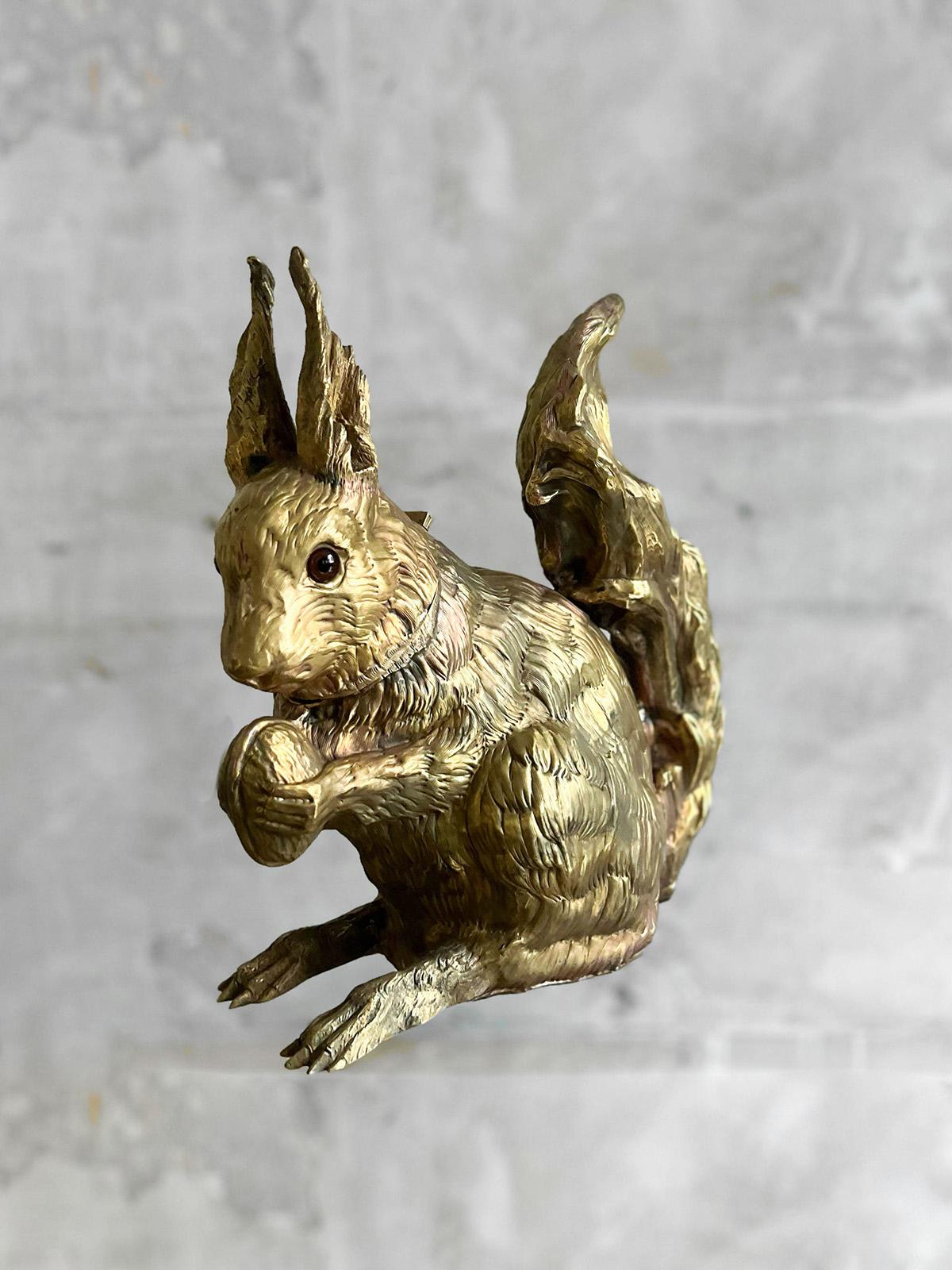 Scoiattolo portabottiglie in ottone - Molto Editions
Dettagli del prodotto
Realizzato a mano in Italia in edizione limitata.
Prodotte con precisione, queste sculture offrono un'estetica accattivante e una solida struttura in ottone.
Il lavoro