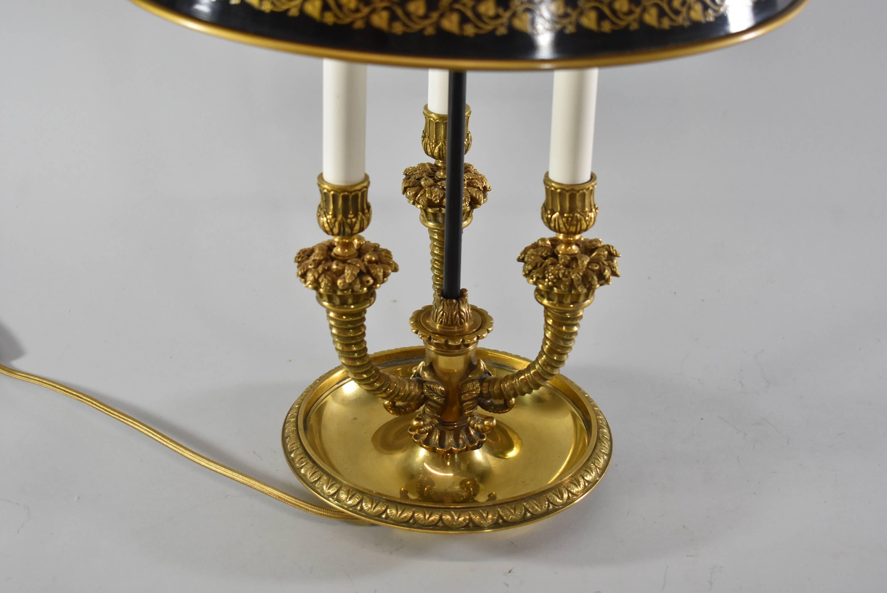 Schreibtischlampe aus Messing mit schwarzem und goldenem Tole-Schirm und drei Fassungen 4