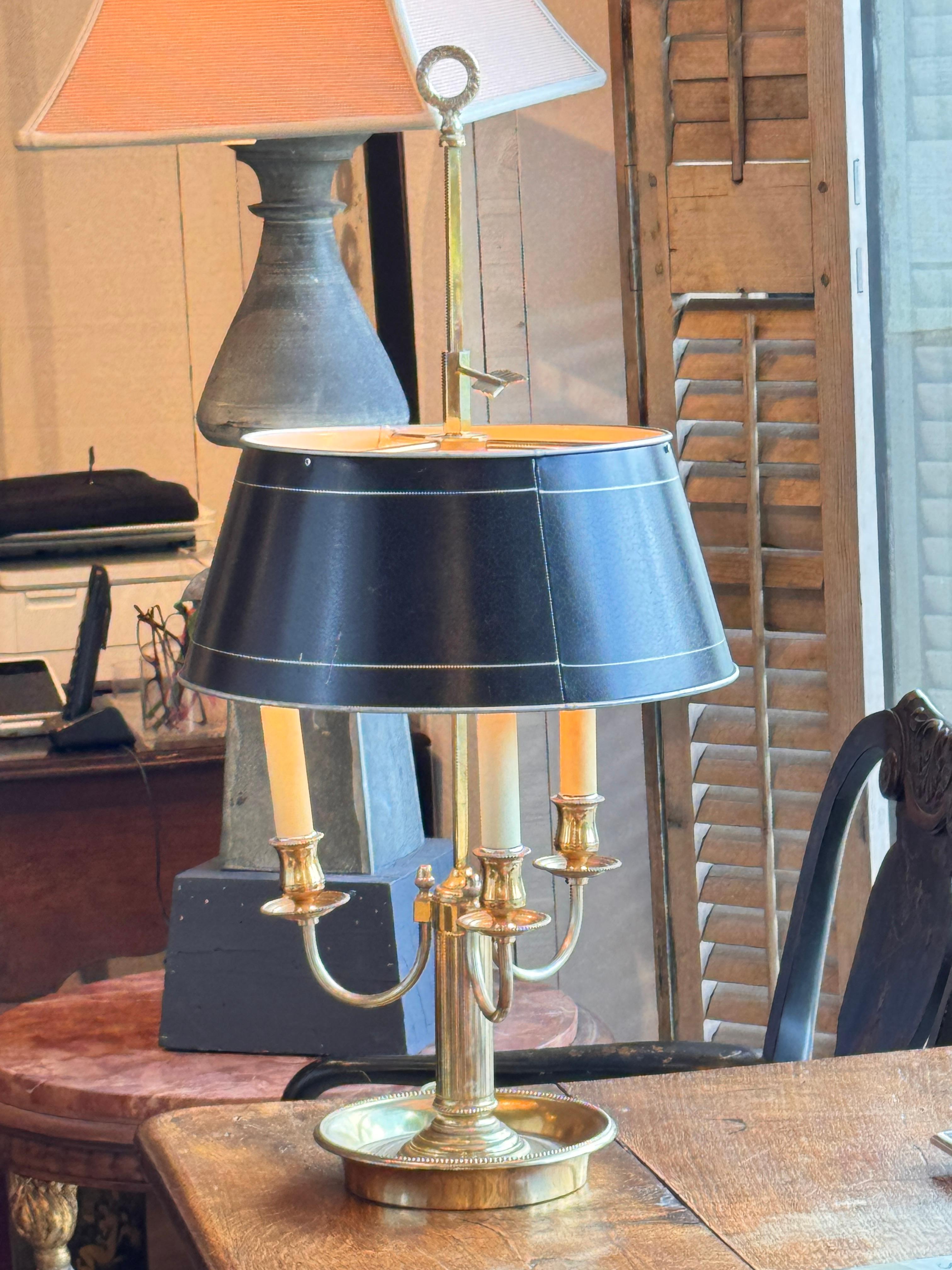 Brass Bouillotte Lamp With Tole Shade In Good Condition For Sale In Charlottesville, VA