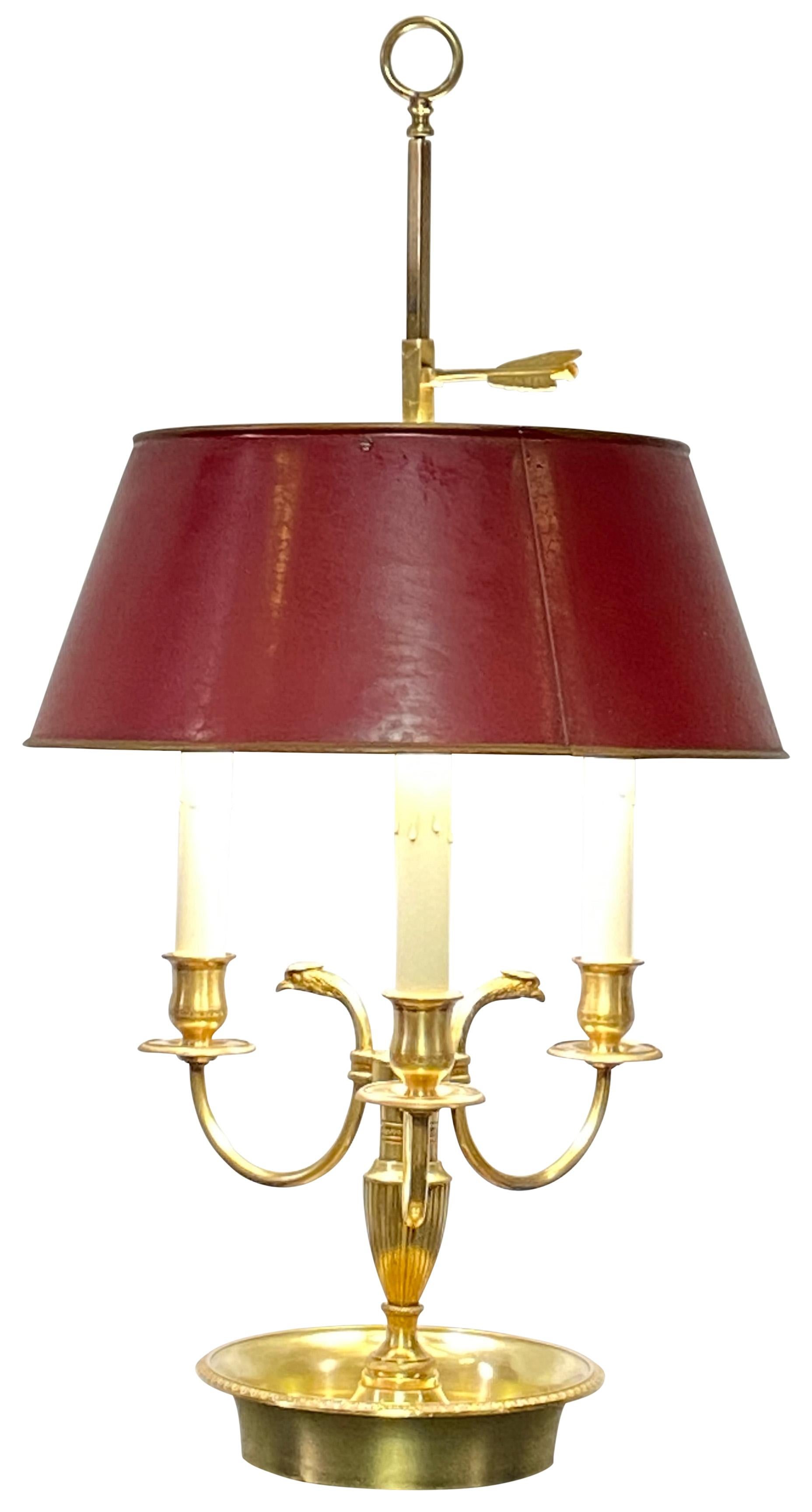 Bouillotte-Tischlampe aus Messing mit rotem Zinnfarbenem Schirm (20. Jahrhundert) im Angebot