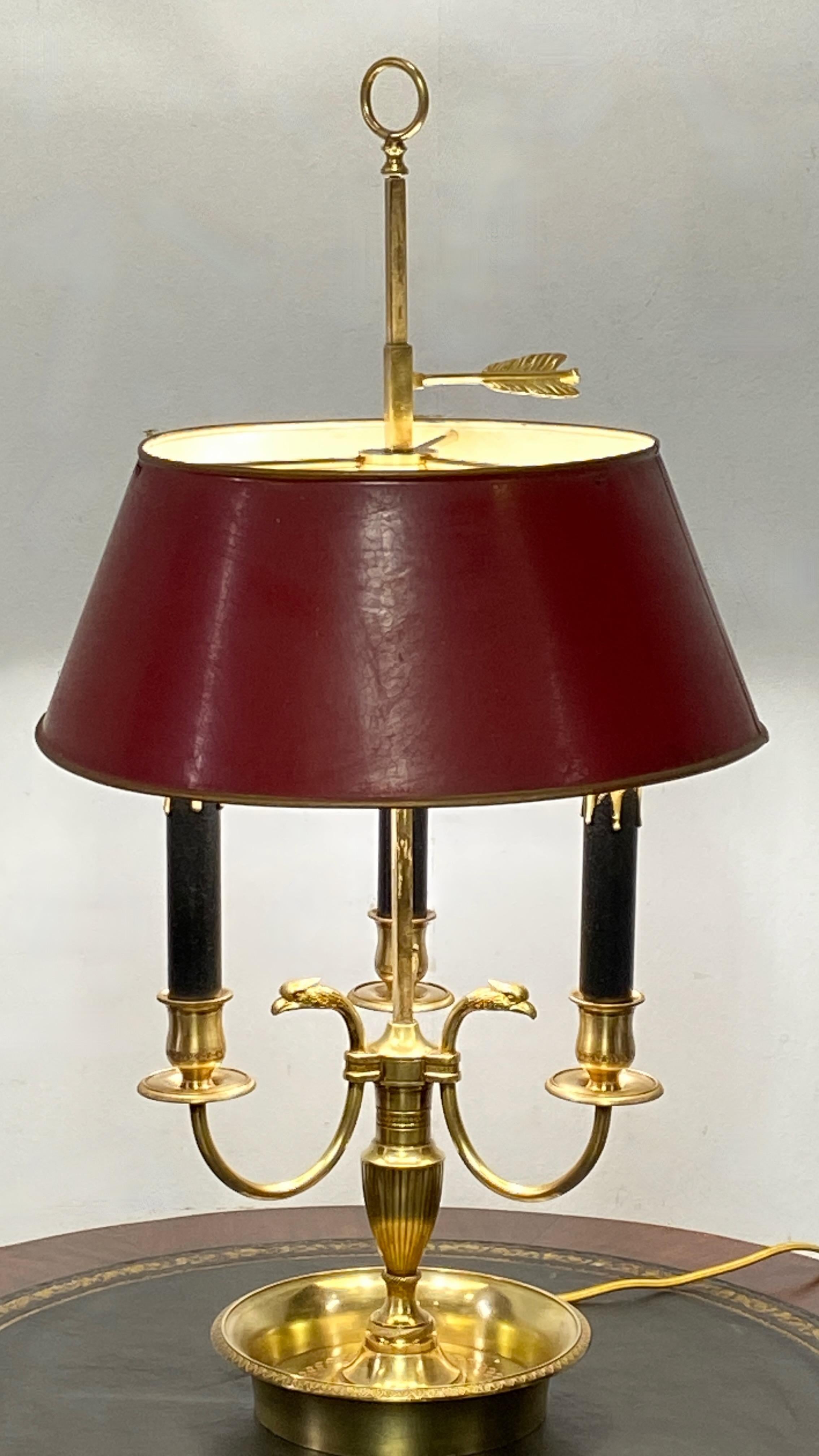 20ième siècle Lampe de bureau bouillotte en laiton avec abat-jour peint en tôle rouge en vente