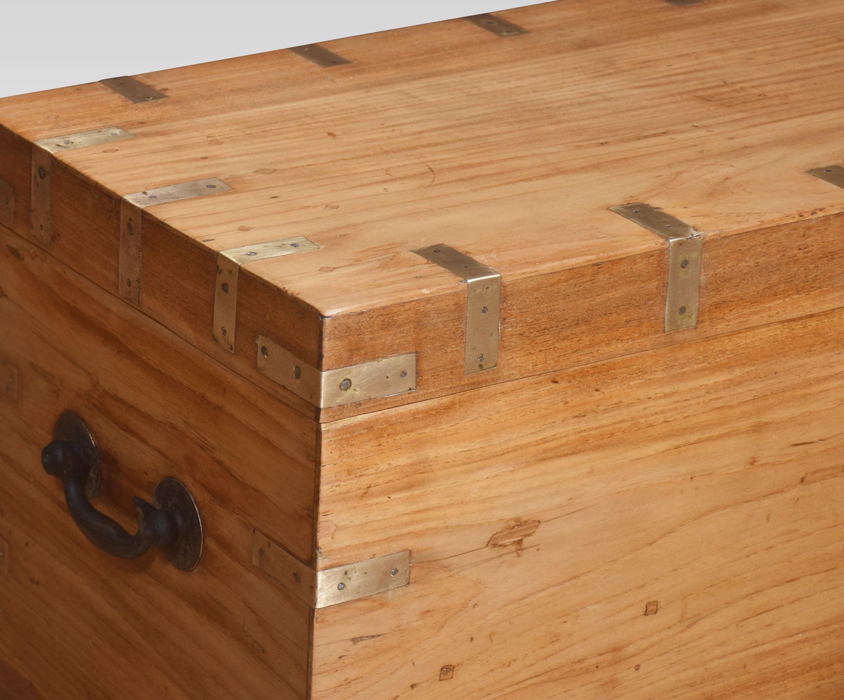 Campher Holz Messing gebunden Kampagne Box, die rechteckige Oberseite mit Messing-Band öffnet sich, um eine große Ablagefläche mit einem Fach mit Deckel zu offenbaren. Auf der Vorderseite mit ähnlichen Bändern und Messingbeschlägen, seitlich mit