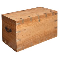 Boîte en bois de camphrier reliée en laiton