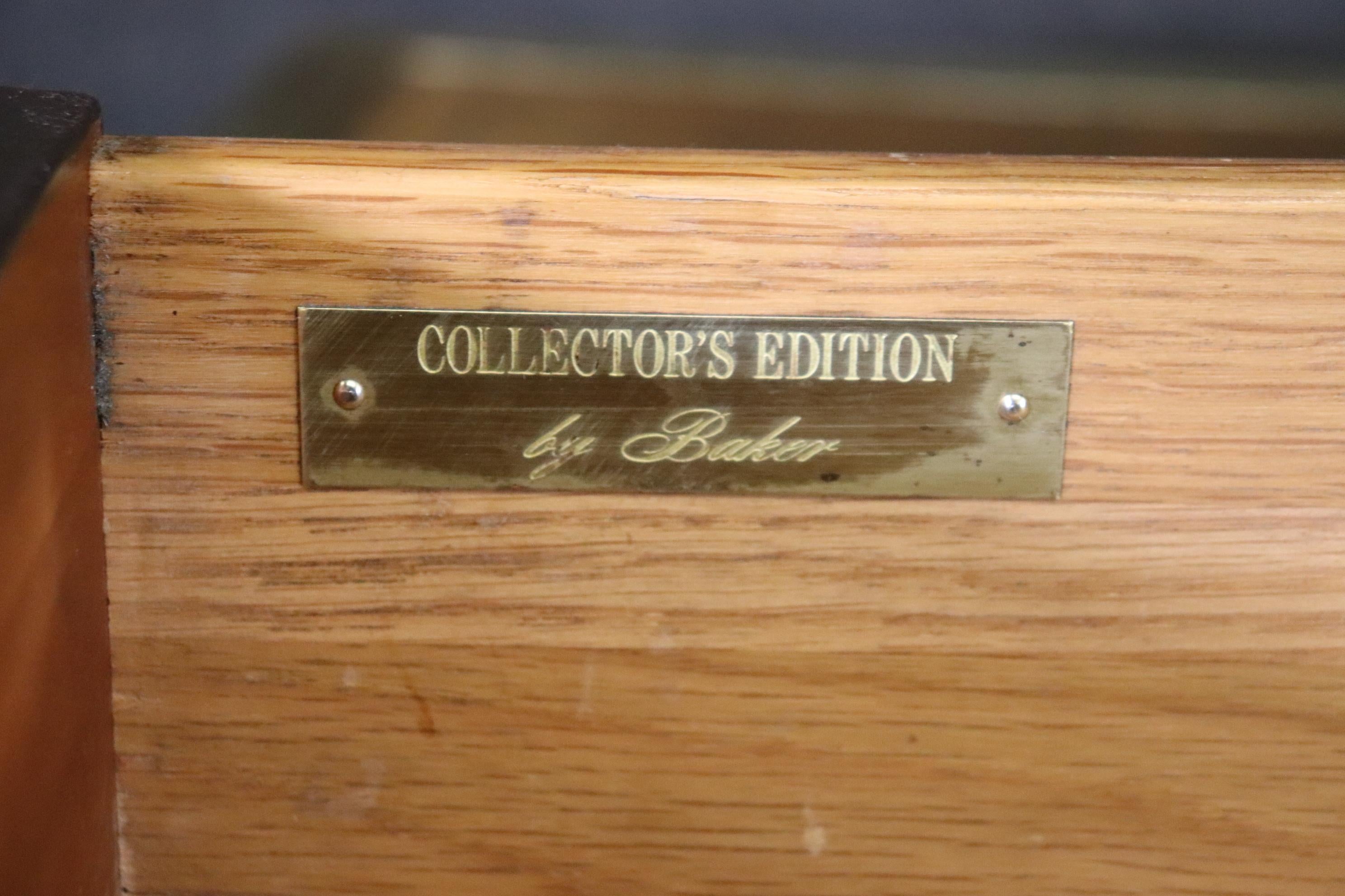 Louis XV. Bureau Platin-Schreibtisch mit Messingbeschlägen und Lederplatte von Baker Collector's Edition im Angebot 1