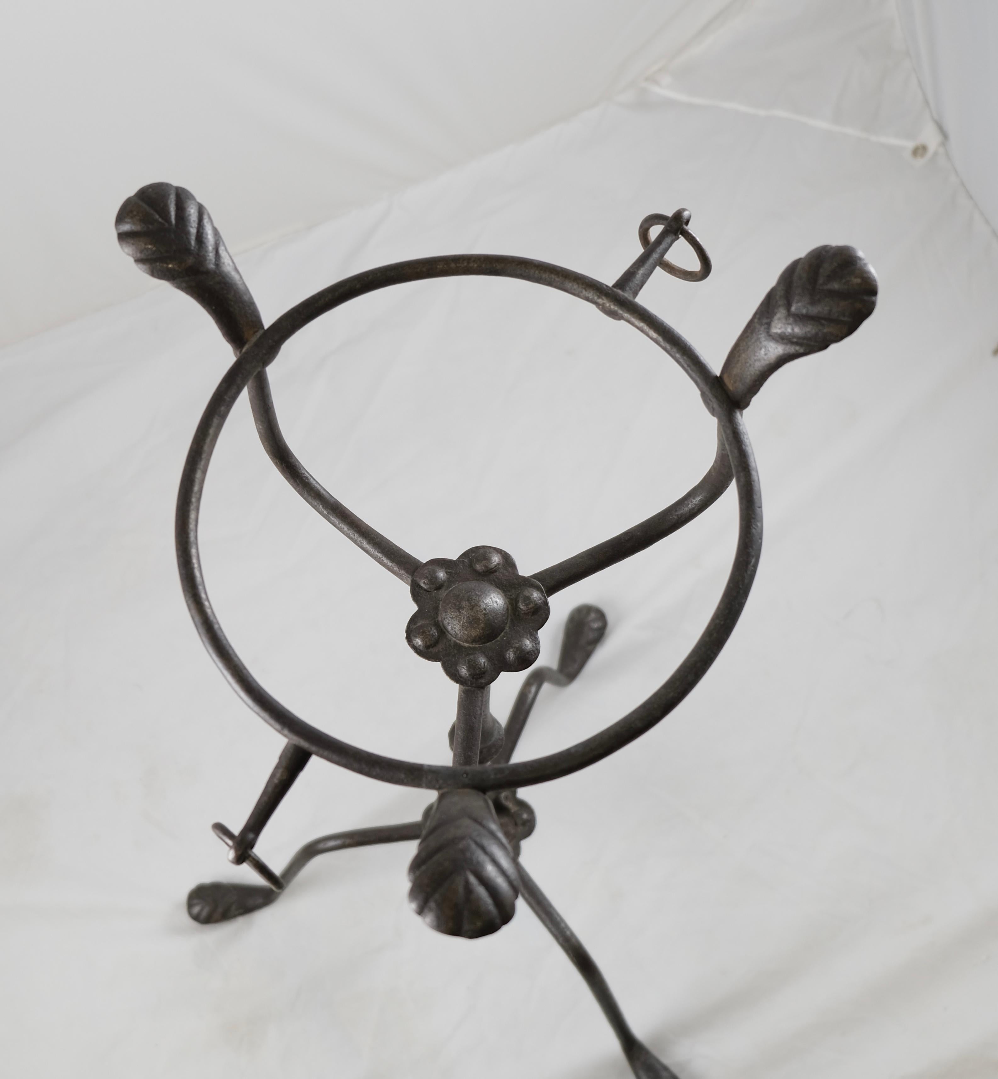 Stand en fer forgé avec un bol en laiton, 17ème siècle en vente 1
