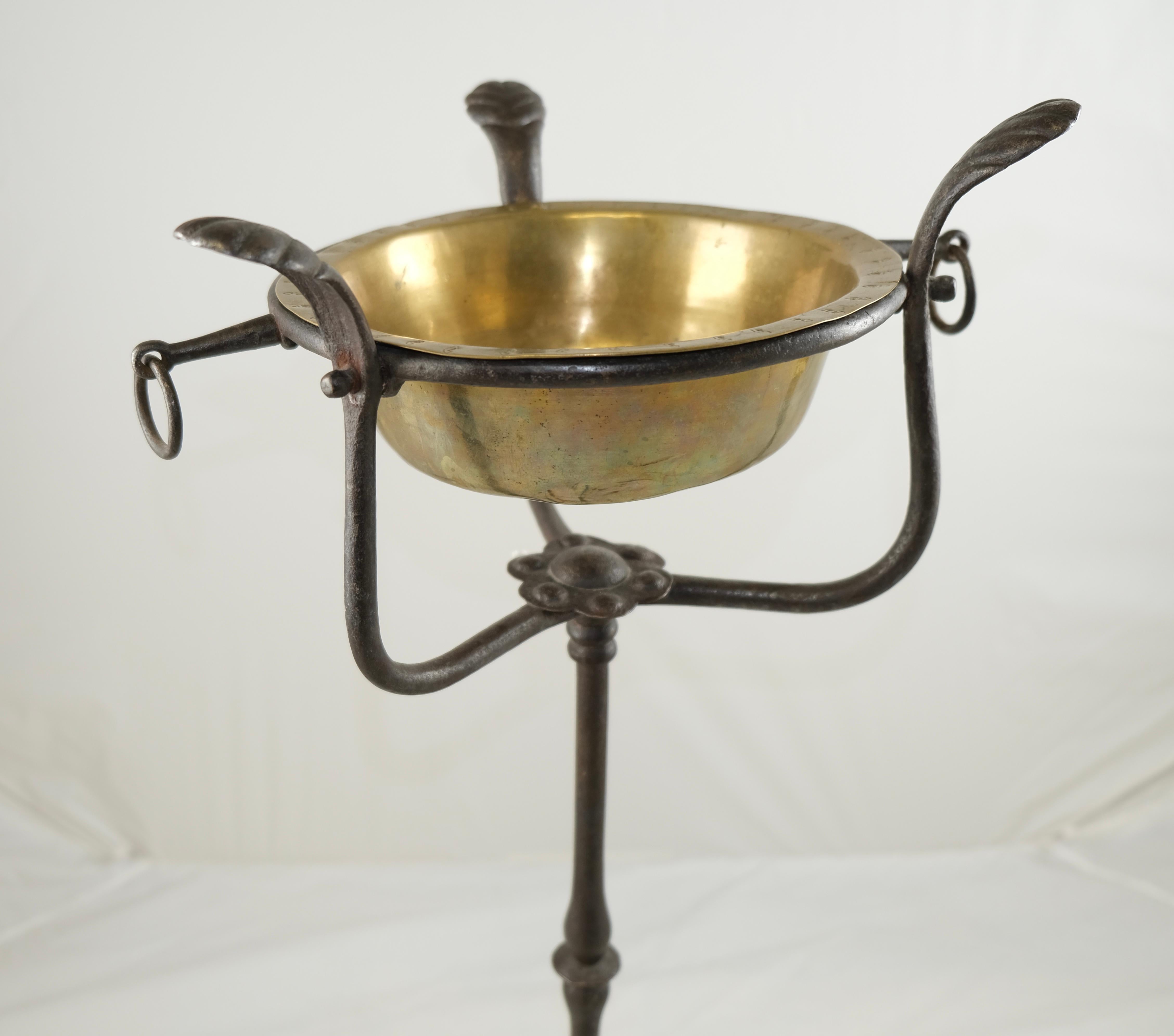 A wrought Iron Stand with a brass bowl , 17th Century In Good Condition For Sale In Stockholm, SE