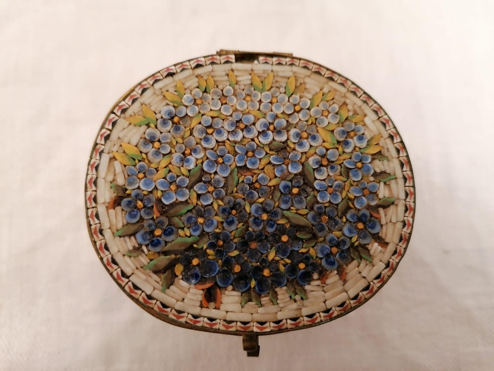 Messingdose, ursprünglich vergoldet mit Glassteinen, hergestellt in Italien, um 1880.