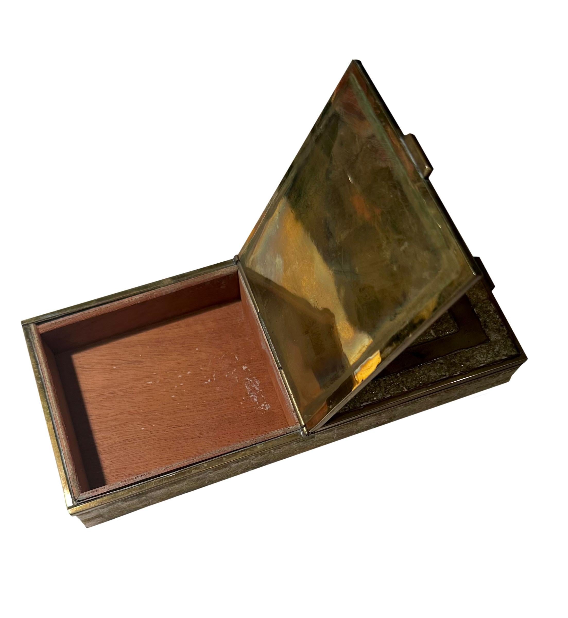 Messing-Box mit einem griechischen Schlüssel-Design im Zustand „Gut“ im Angebot in Tampa, FL