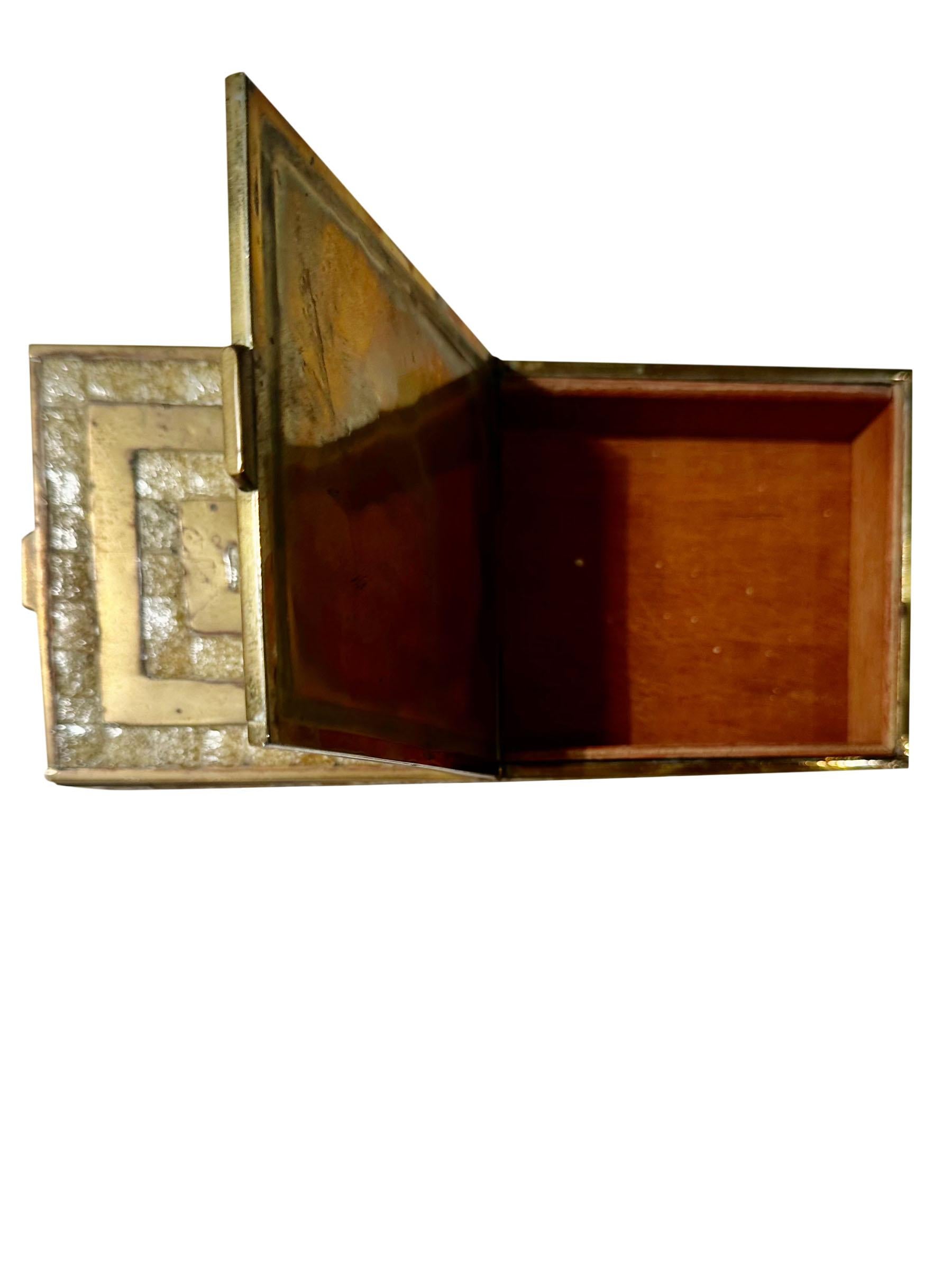 Messing-Box mit einem griechischen Schlüssel-Design (Mitte des 20. Jahrhunderts) im Angebot