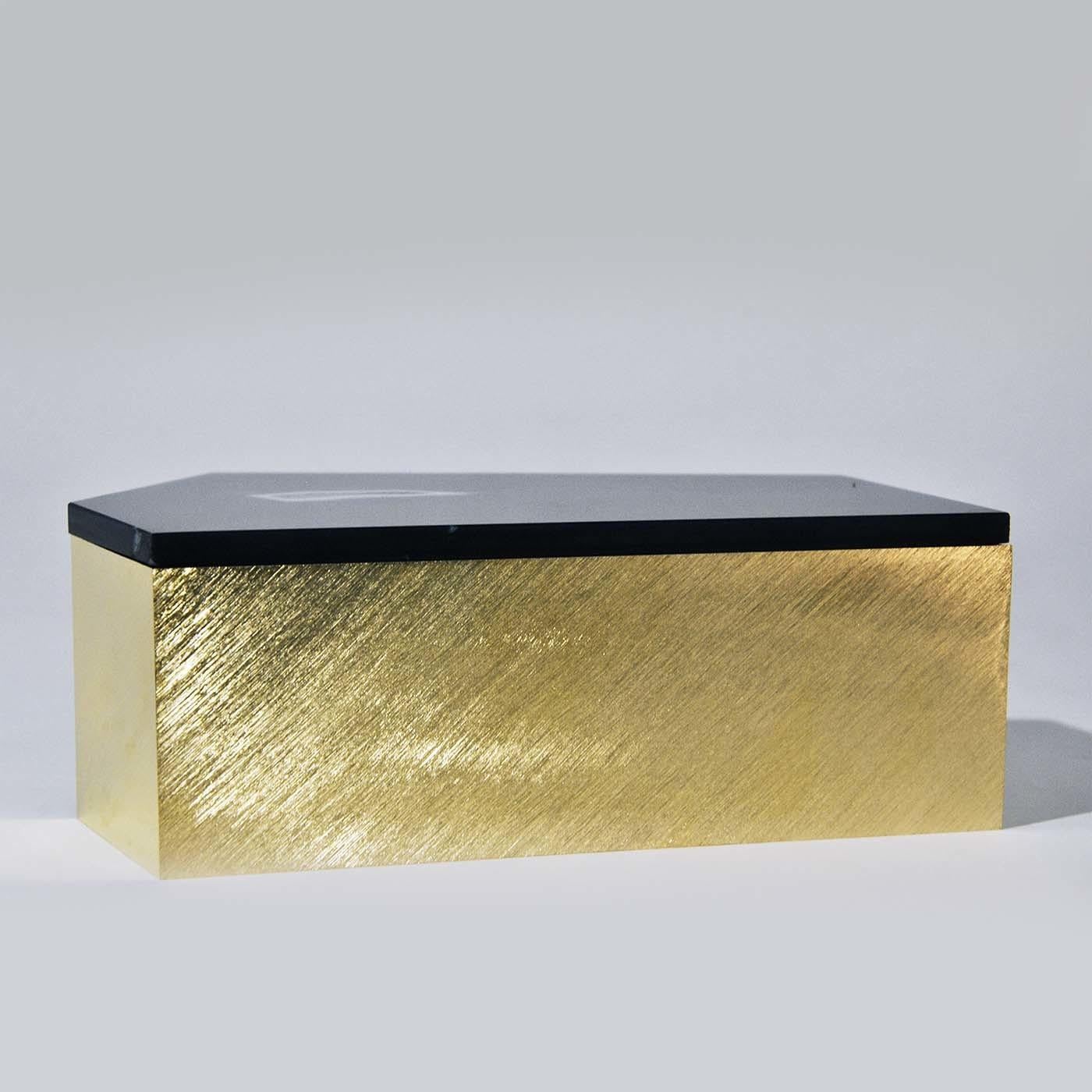 This distinctive, pentagonal box features a brushed gold-plated brass frame and a striking lid fashioned of a black agate stone. The metallic luster of the brass box highlights the natural richness of the agate's deep blue color, infusing the work