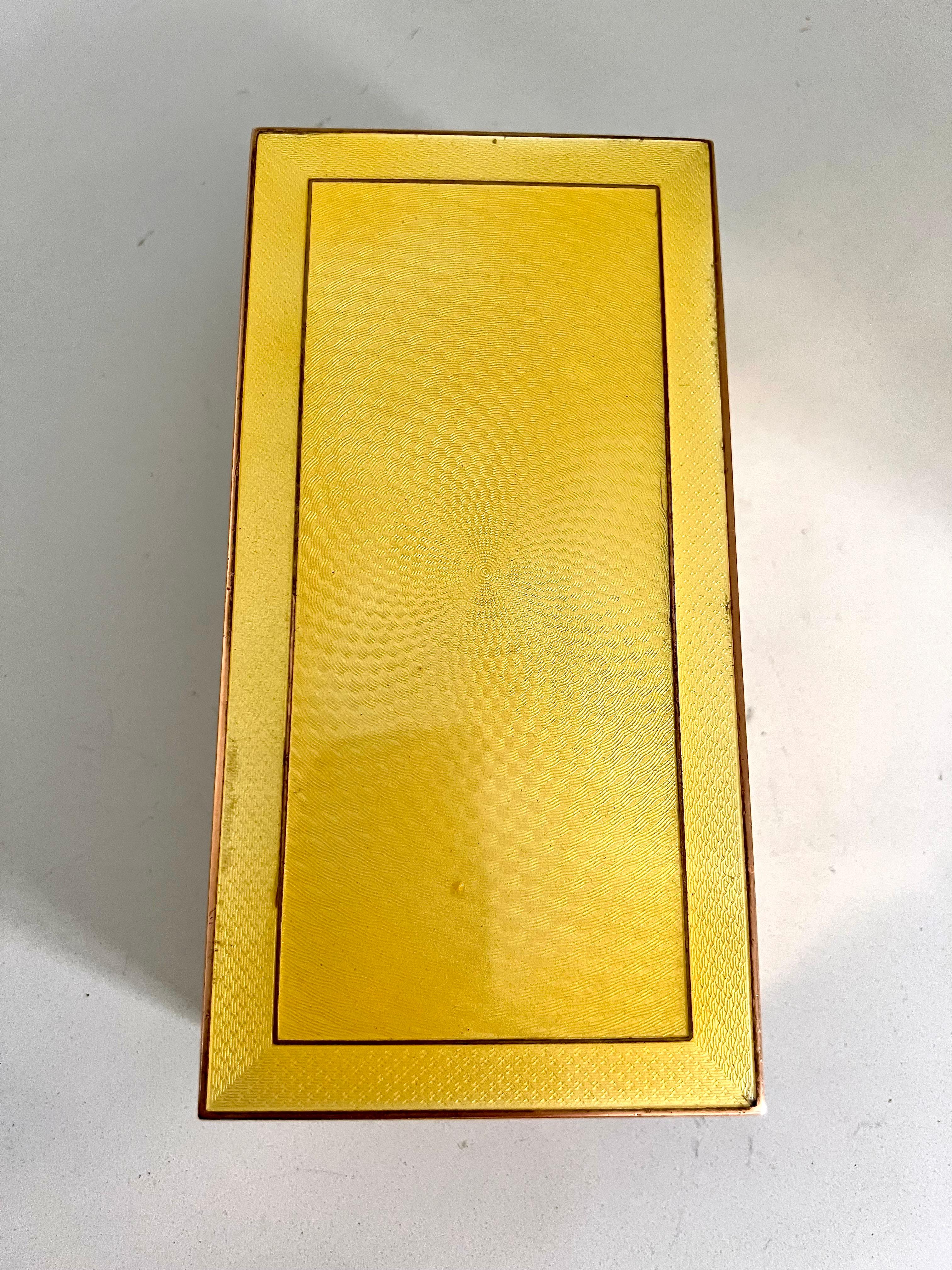 Émaillé Boîte en laiton avec guilloché jaune et détails en émail en vente