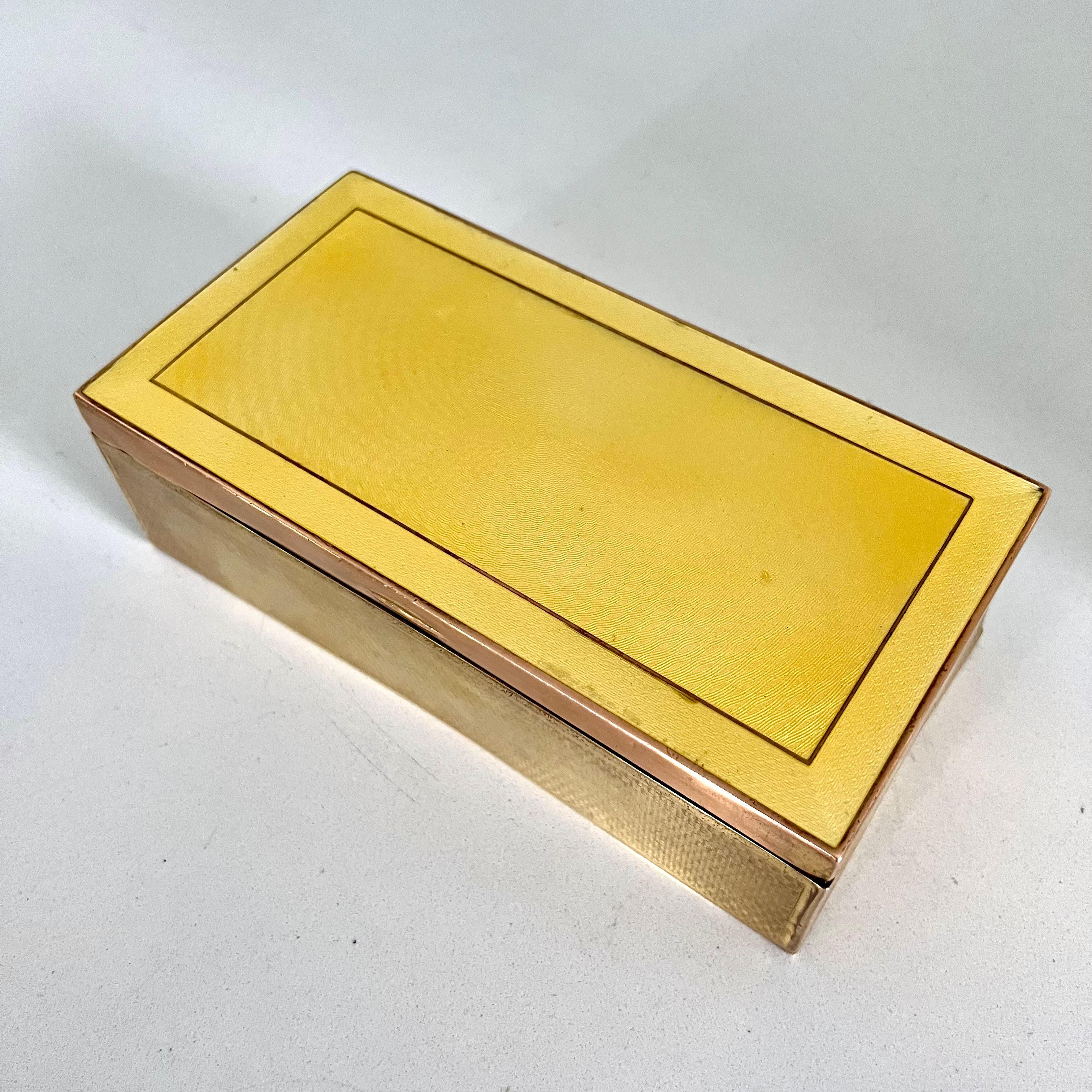 20ième siècle Boîte en laiton avec guilloché jaune et détails en émail en vente