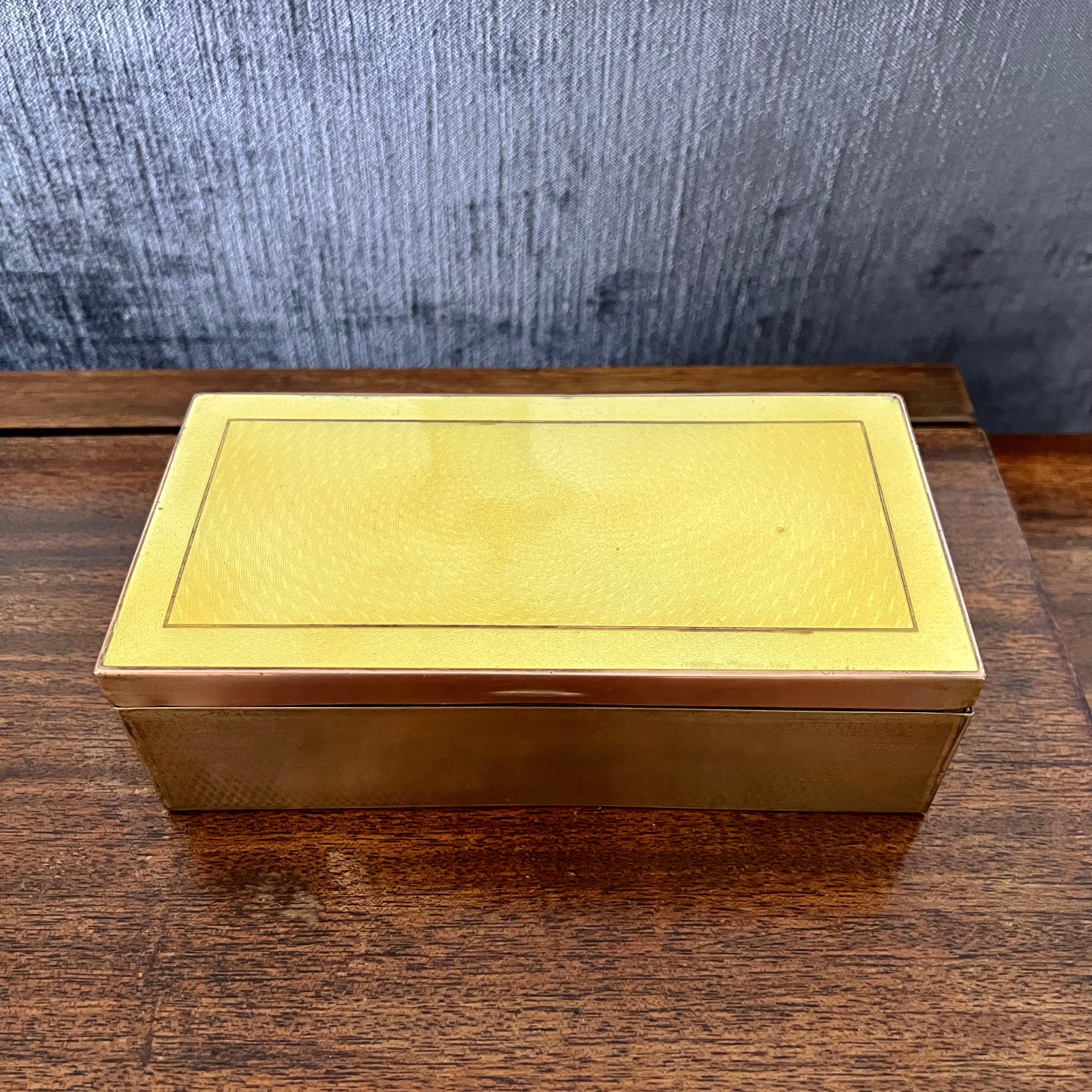 Boîte en laiton avec guilloché jaune et détails en émail en vente 2