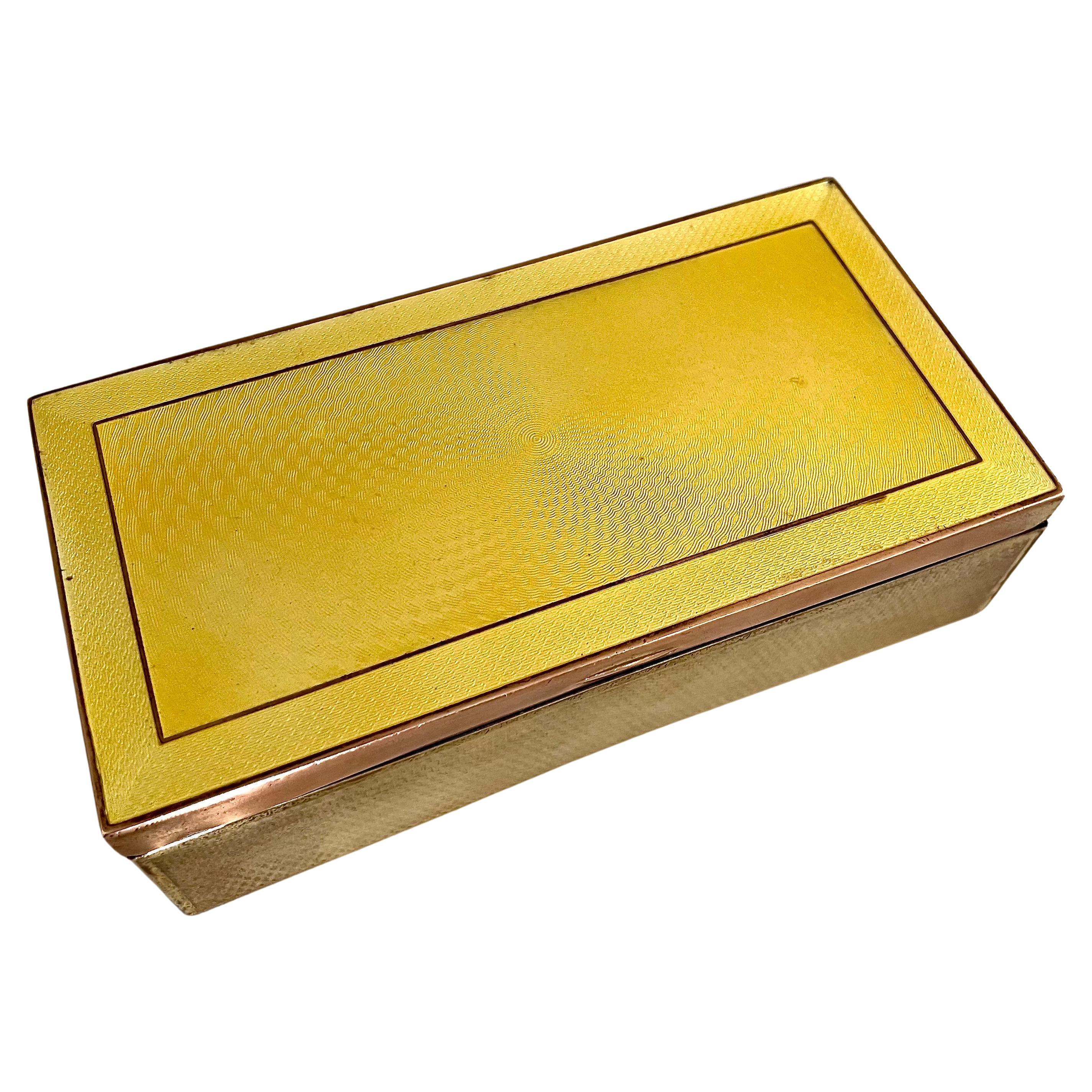 Boîte en laiton avec guilloché jaune et détails en émail en vente