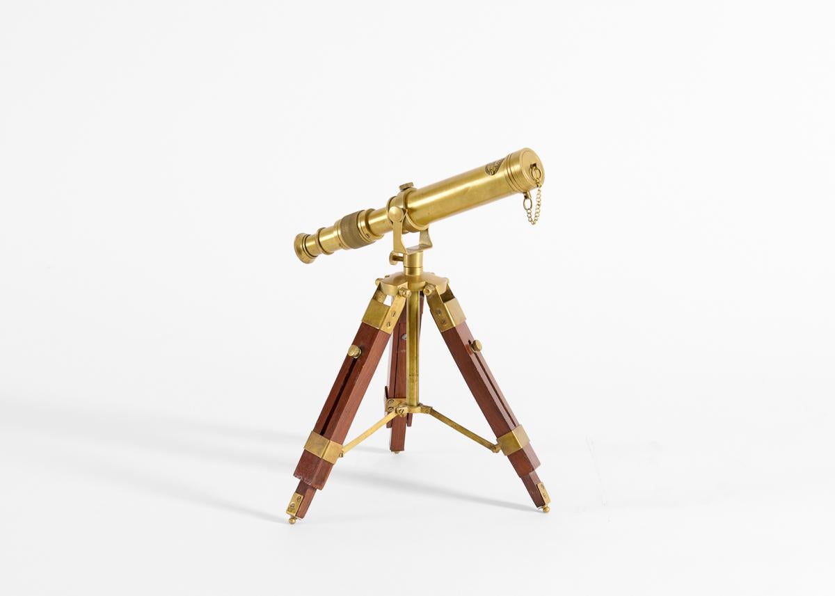 Ce télescope remarquable provient de la collection personnelle de Thierry Despont (1948 - 2023). S'il est surtout connu pour son travail d'architecte - qui a joué un rôle essentiel dans la restauration de la Statue de la Liberté, la réorganisation
