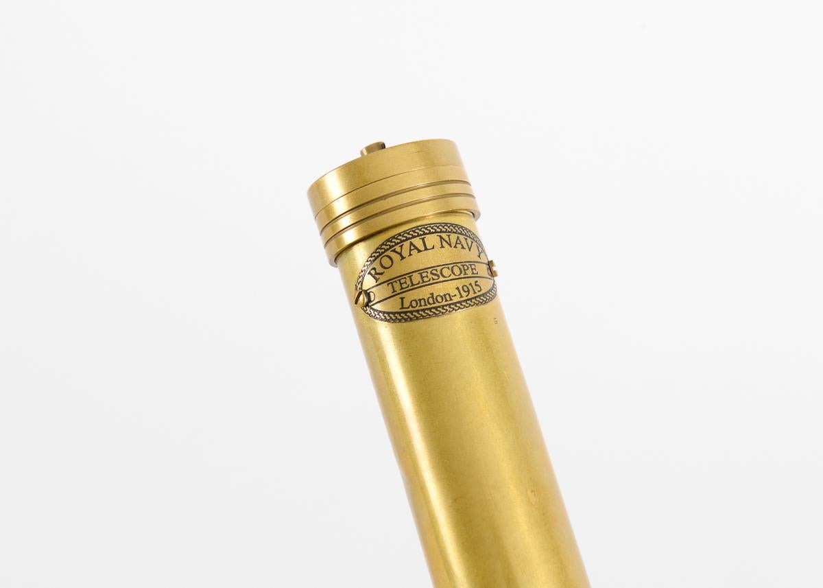 Britannique Télescope en laiton de la marine royale britannique de 1915 sur pied tripode en vente