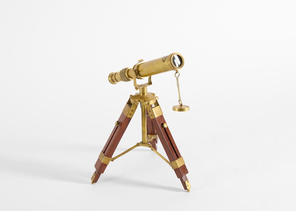 Télescope en laiton de la marine royale britannique de 1915 sur pied tripode Bon état - En vente à New York, NY