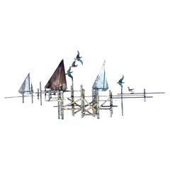 Escultura de pared de bronce y latón Barcos de vela y muelle Firmada por Curtis Jere