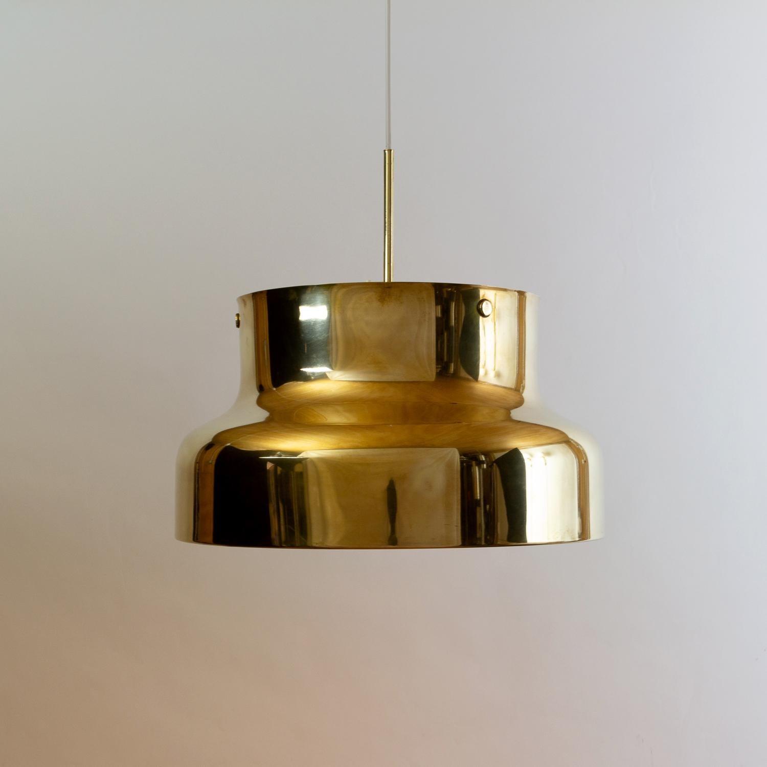 An early large Bumling pendant in brass designed by Anders Pehrson in 1968 for Ateljé Lyktan, Sweden. Single bulb holder and acrylic light diffuser.

 