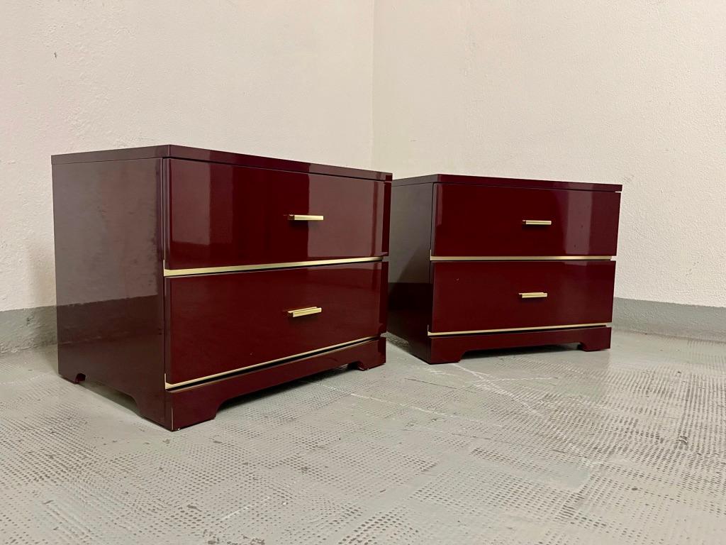 Pair of bedside or side tables, burgundy red lacquered wood and brass, probably Italian or French ca. 1970s
In the manner of Jean-Claude Mahey, Paco Rabanne, Guy Lefèvre, Eric Maville...
Very good condition