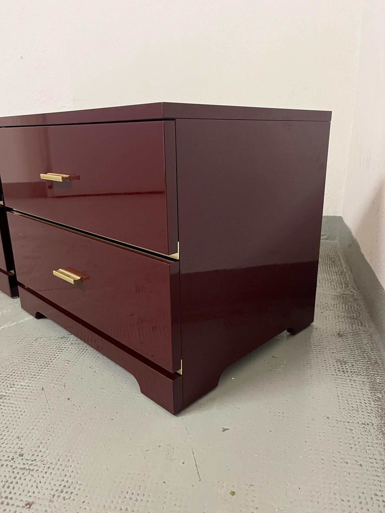 Wood Brass & Burgundy Red Lacquer Pair of Bedside / Side Tables, Italy ca. 1970s