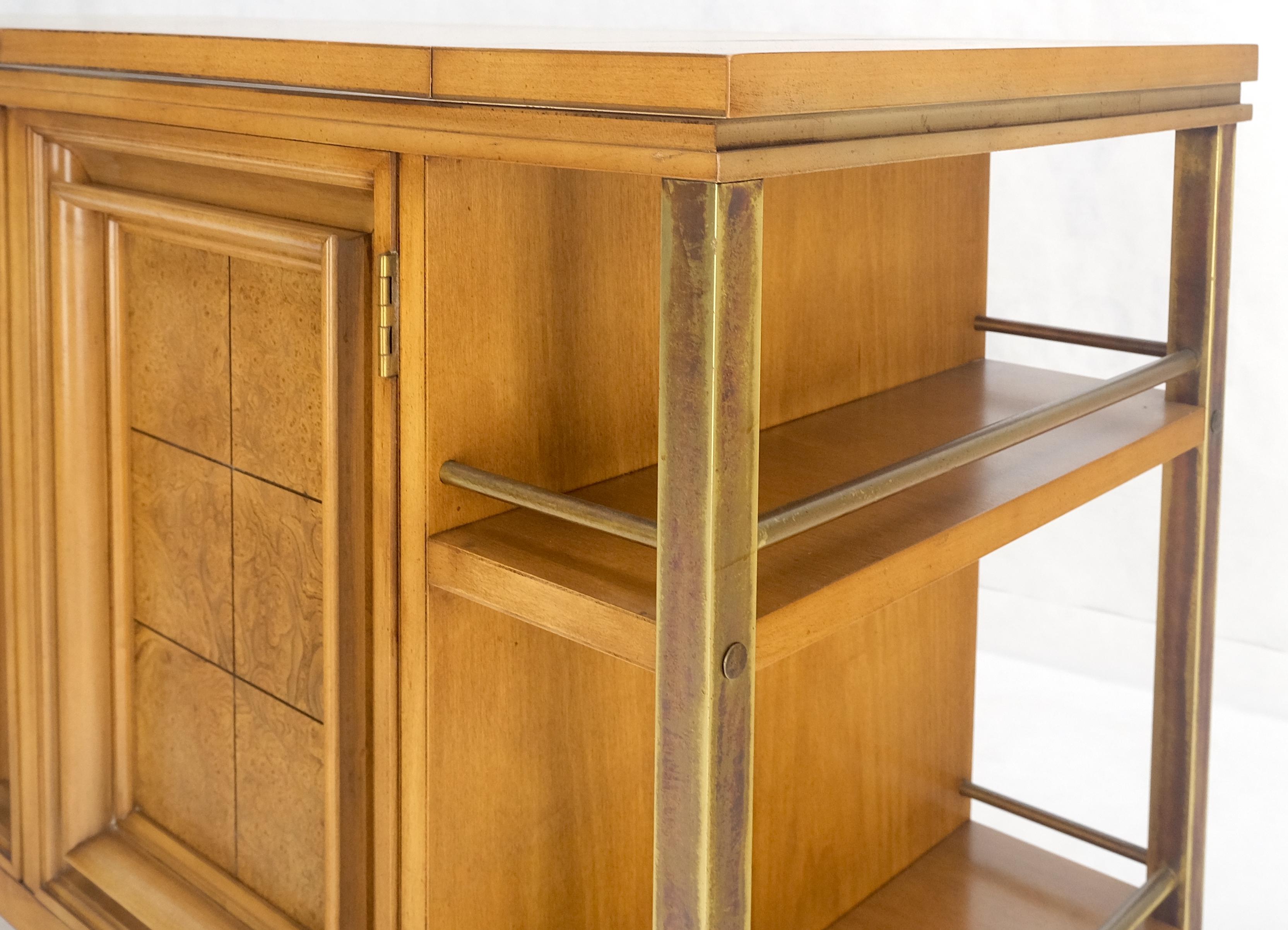 Mid-Century Modern Armoire à boissons en bois de ronce de laiton et bois de fruitier à couvercle extensible Chariot de service pour bar en vente