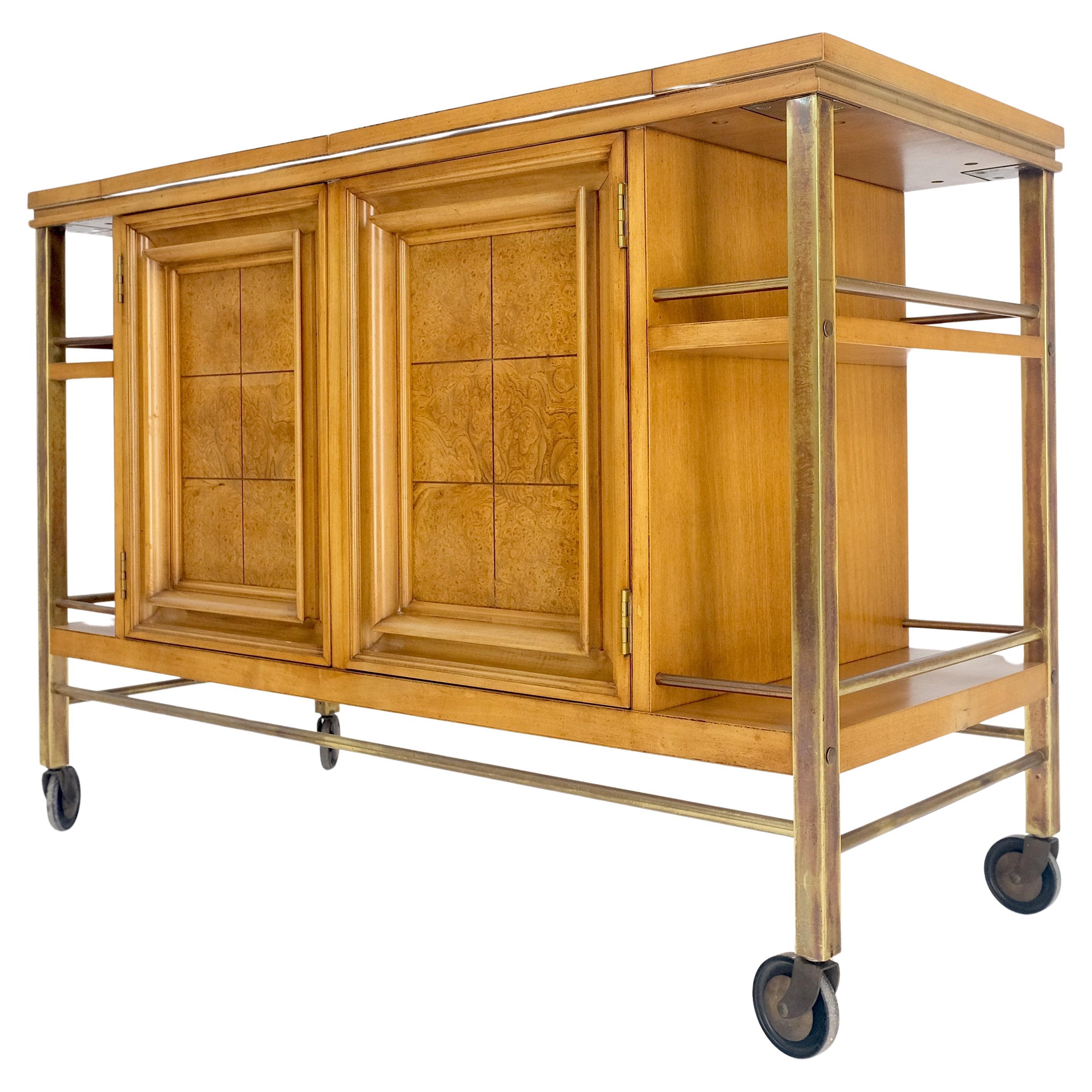 Américain Armoire à boissons en bois de ronce de laiton et bois de fruitier à couvercle extensible Chariot de service pour bar en vente