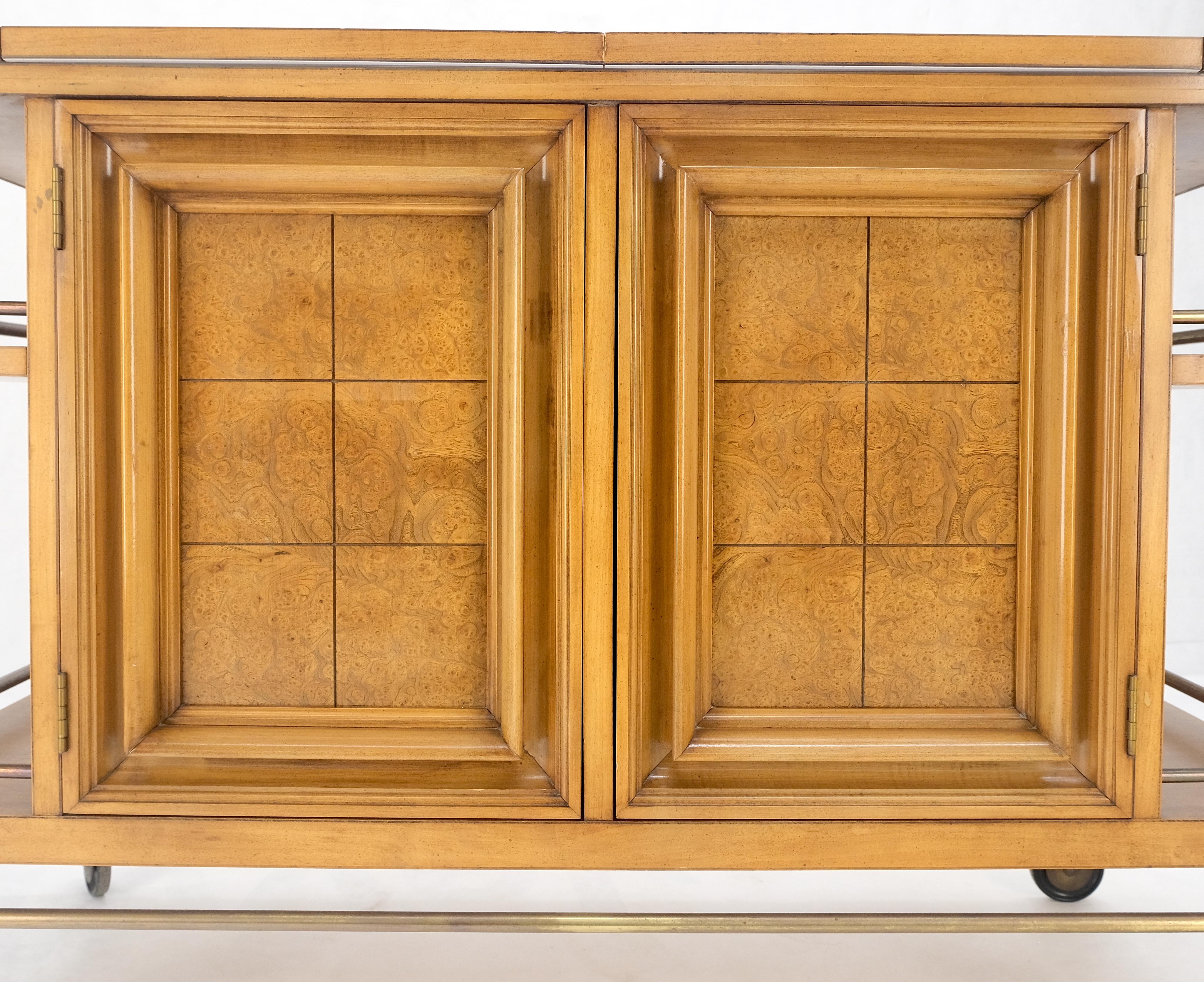 20ième siècle Armoire à boissons en bois de ronce de laiton et bois de fruitier à couvercle extensible Chariot de service pour bar en vente
