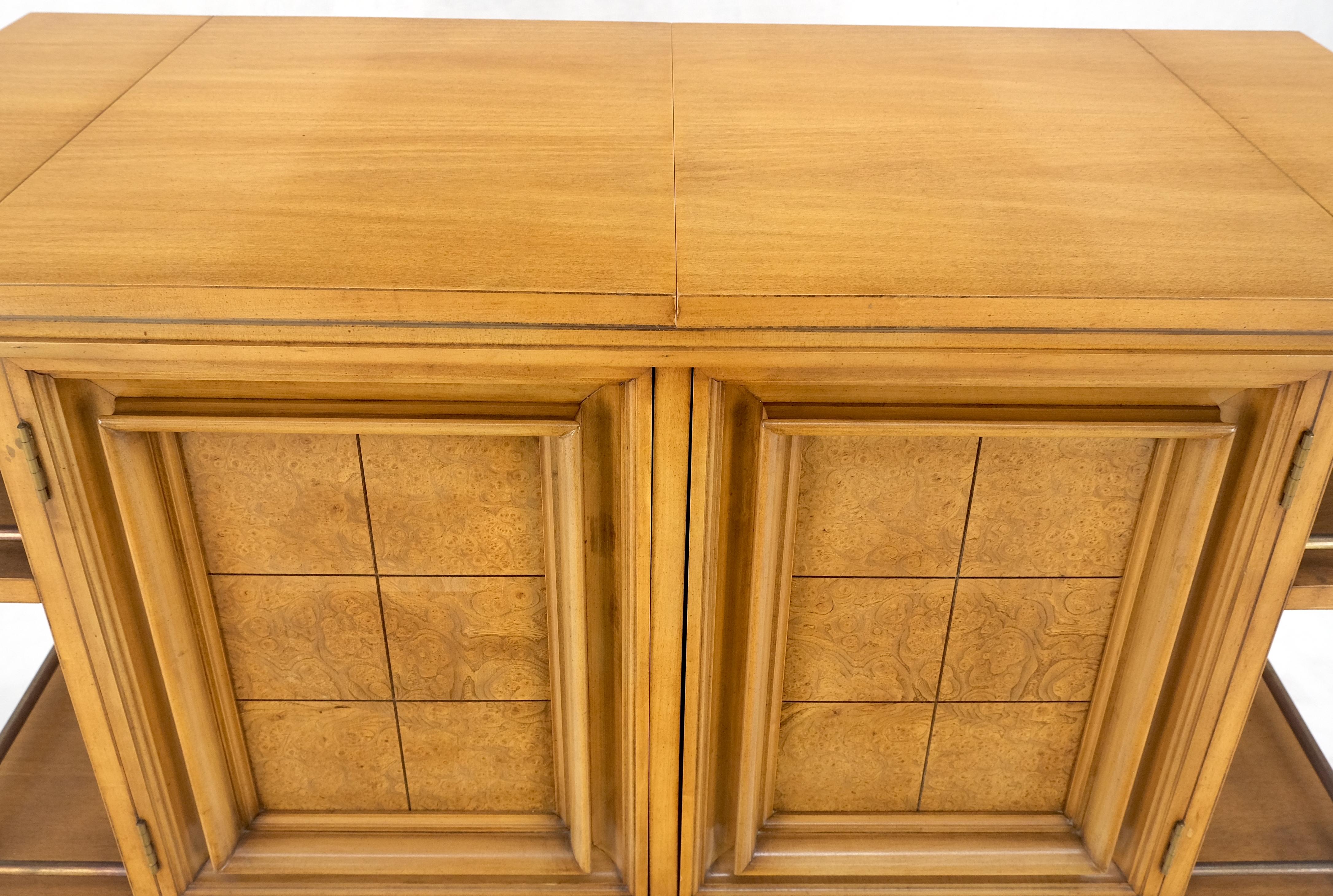 Laiton Armoire à boissons en bois de ronce de laiton et bois de fruitier à couvercle extensible Chariot de service pour bar en vente