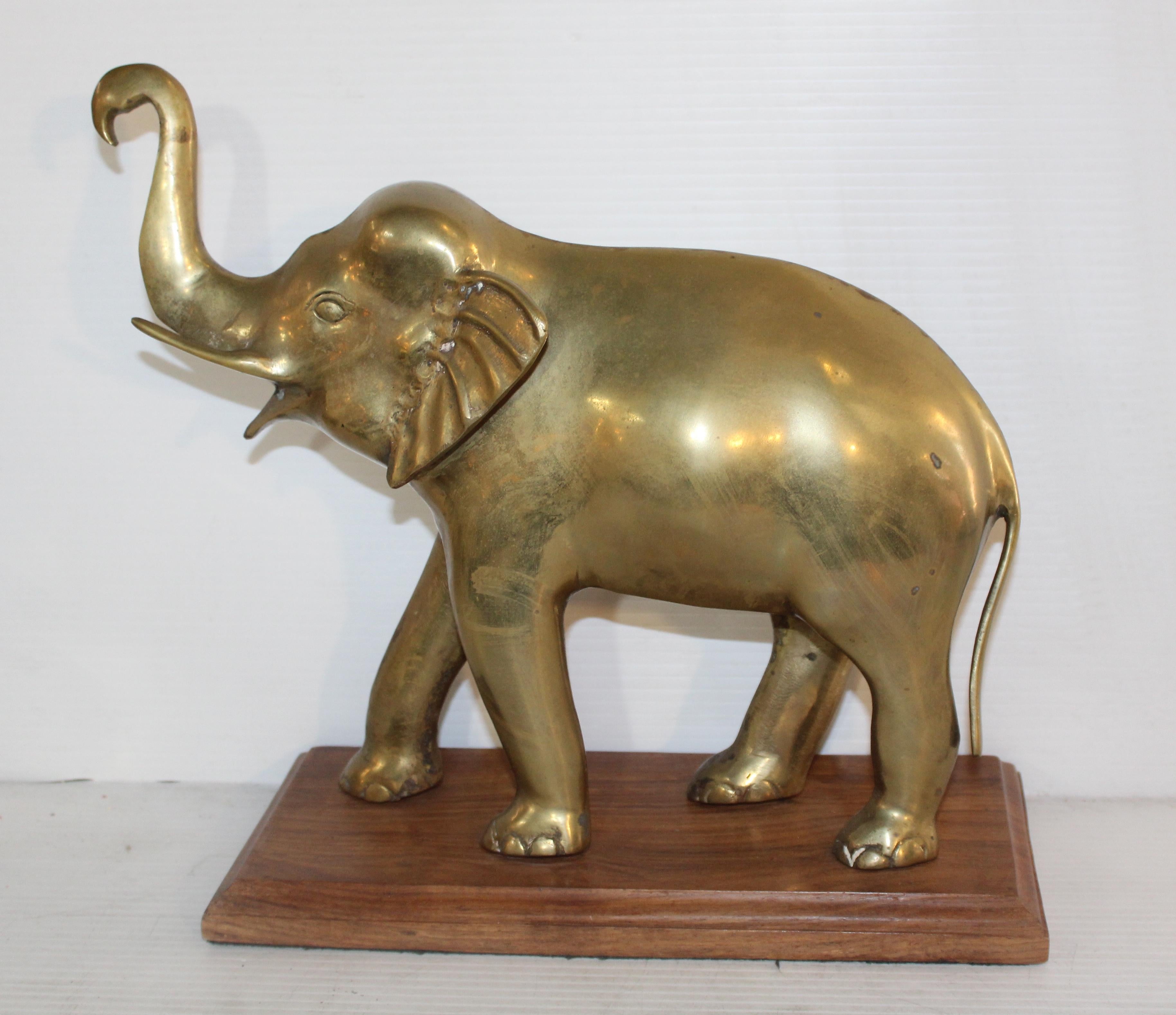 Eléphant sculpté en laiton lourd avec la trompe relevée. Il marche sur un socle en bois avec des oreilles, des pieds et des yeux détaillés.
Veuillez confirmer le lieu NY ou NJ