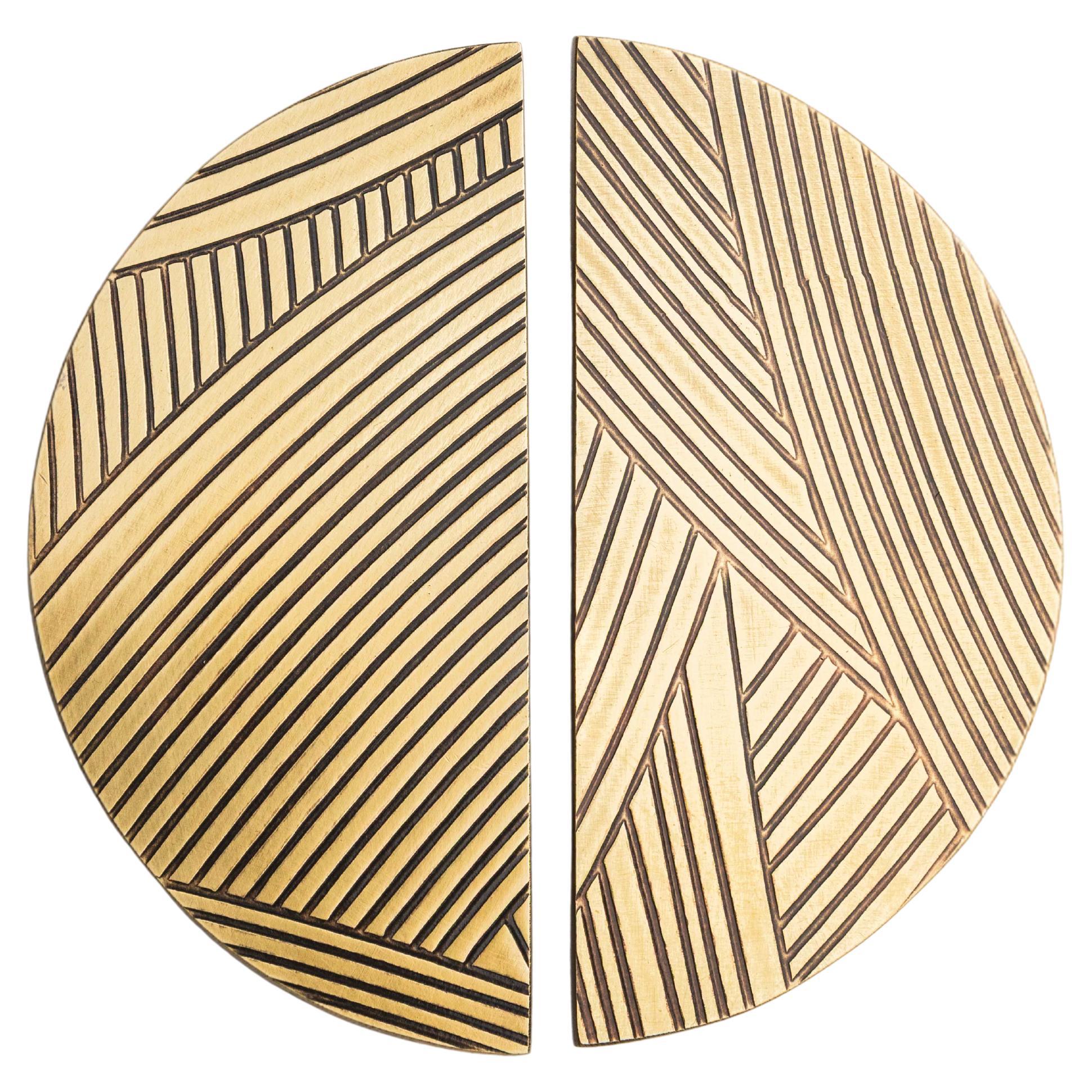 Brass cabinet pull with hand-engraved Art Deco lines Ø 12 cm For Sale