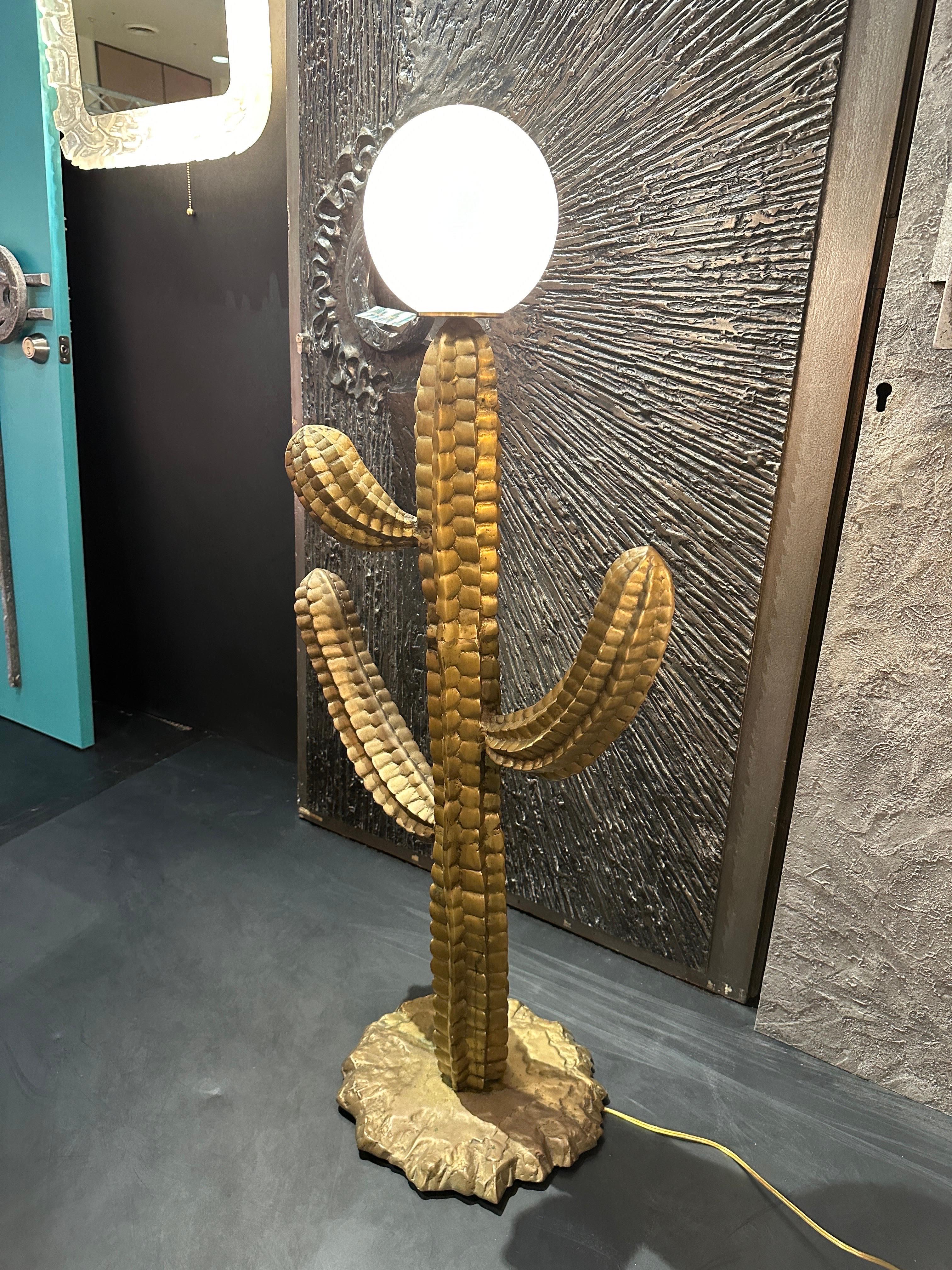 Große Kaktusskulptur aus Messing aus den 70er Jahren als Stehlampe montiert.
Der einzige Kaktus ist 40