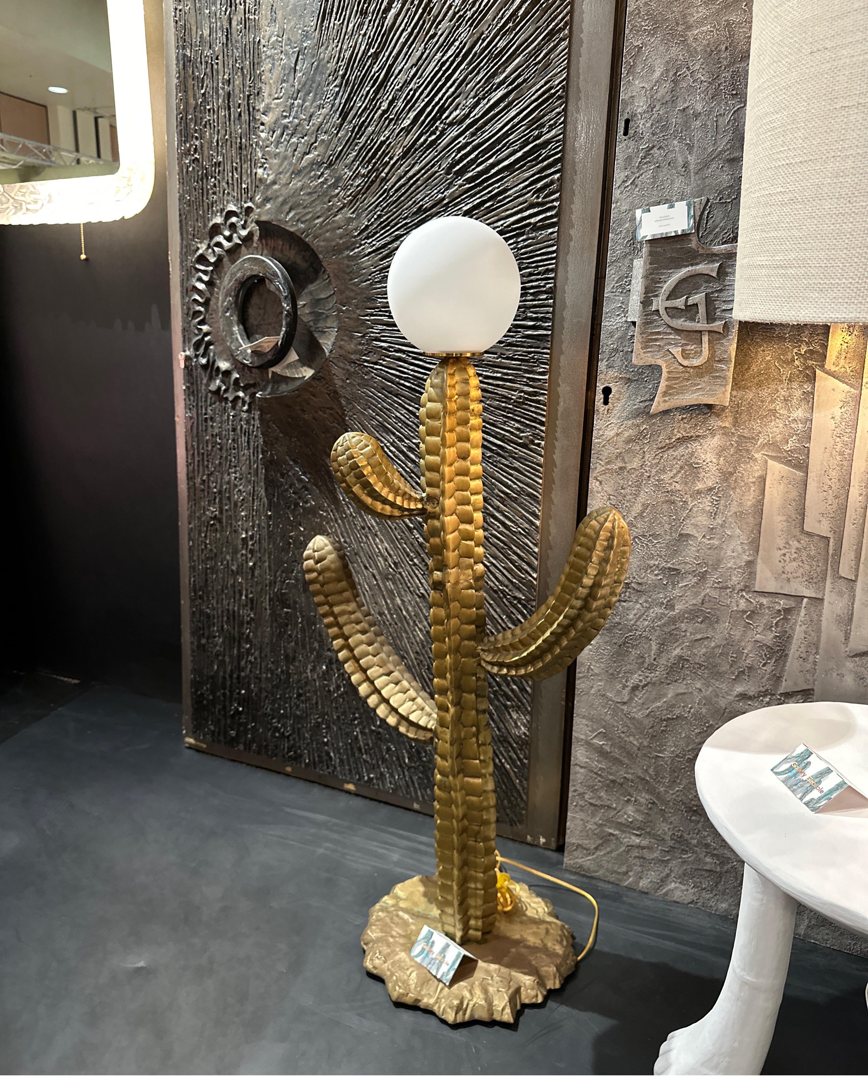 Kaktus-Stehlampe aus Messing im Angebot 1