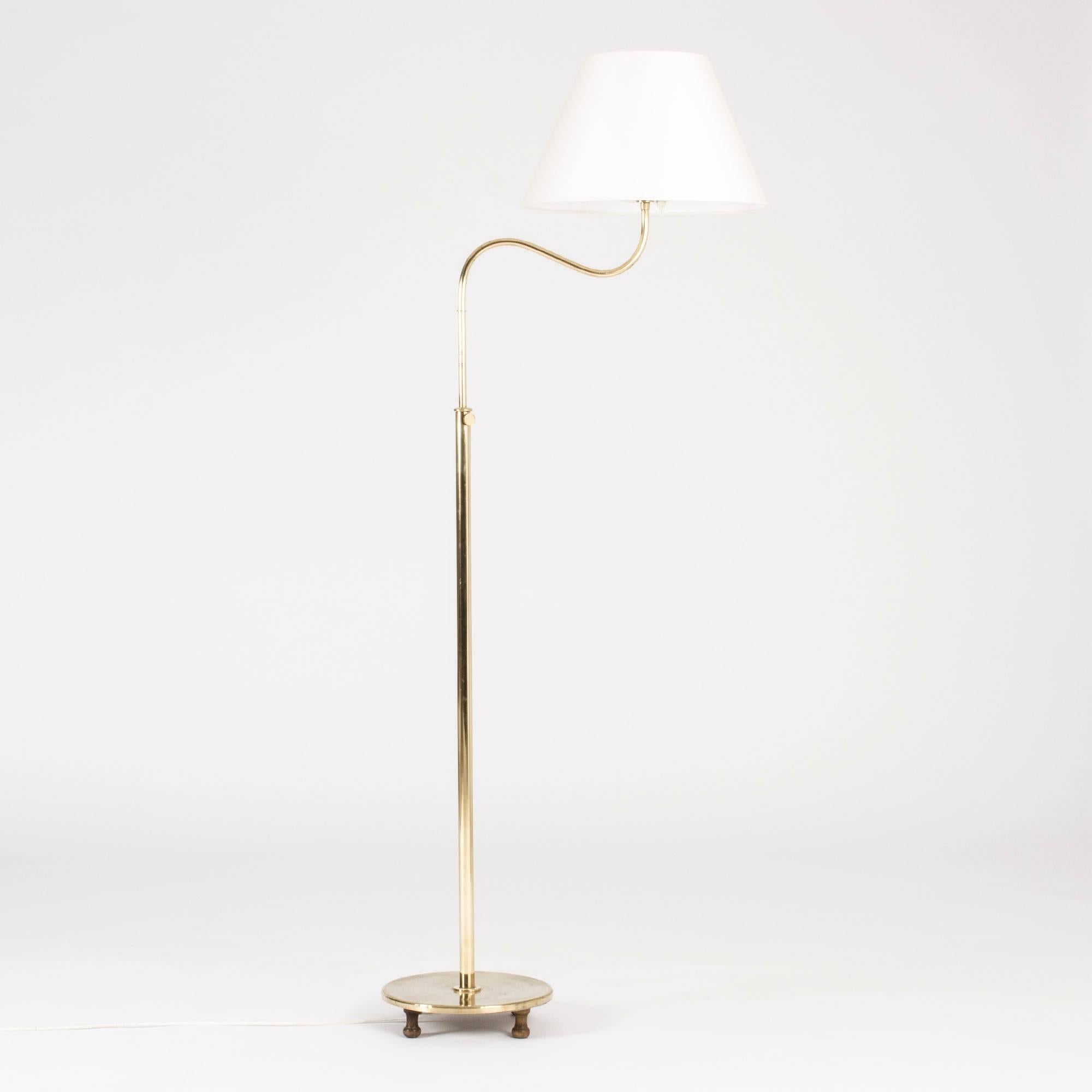 Beautiful, poised “Camel” floor lamp by Josef Frank, made from brass. Adjustable height. The disc base is elevated by little sculpted wooden feet.
The height is adjustable between 145 and 160 cm. The diameter of the lamp shade 40 cm and the