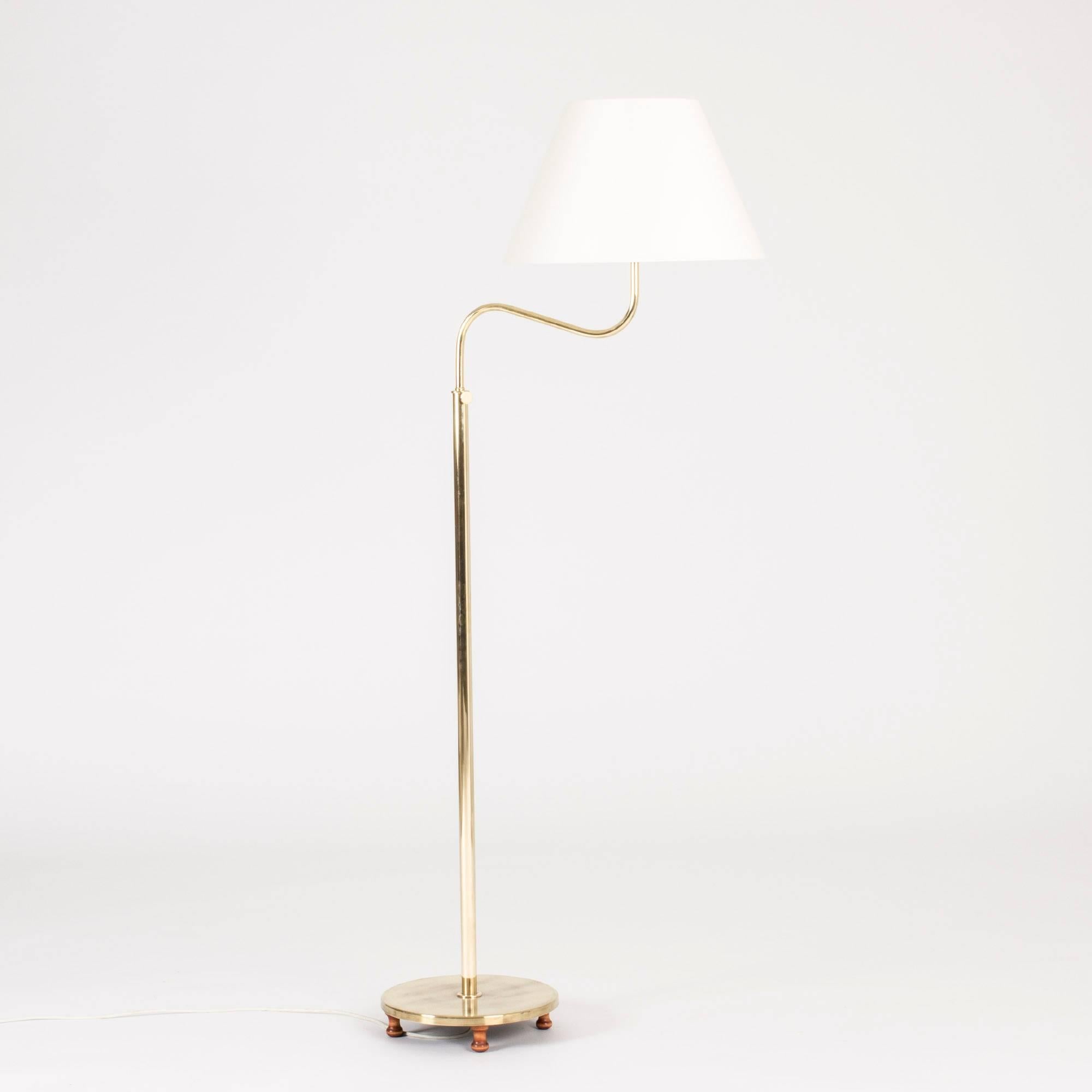 Beautiful, poised “Camel” floor lamp by Josef Frank, made from brass. Adjustable height. The disc base is elevated by little sculpted wooden feet.
The height is adjustable between 145 and 160 cm. The diameter of the lampshade is 40 cm and the