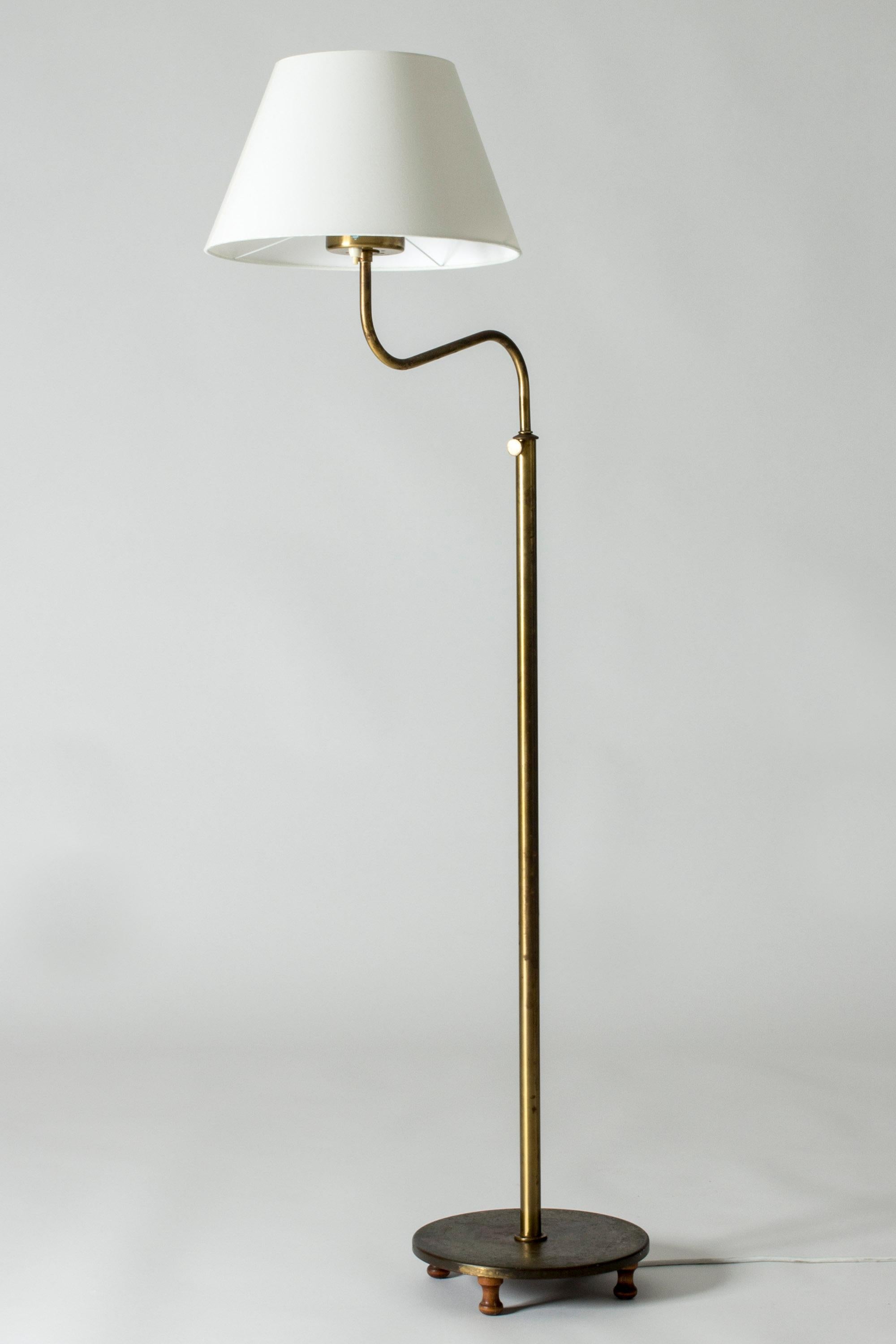 Beautiful, poised “Camel” floor lamp by Josef Frank, made from brass. Design from 1939. Adjustable height. The disc base is elevated by little sculpted wooden feet.

We have left the heavy patina on the brass, which makes a cool contrast against the